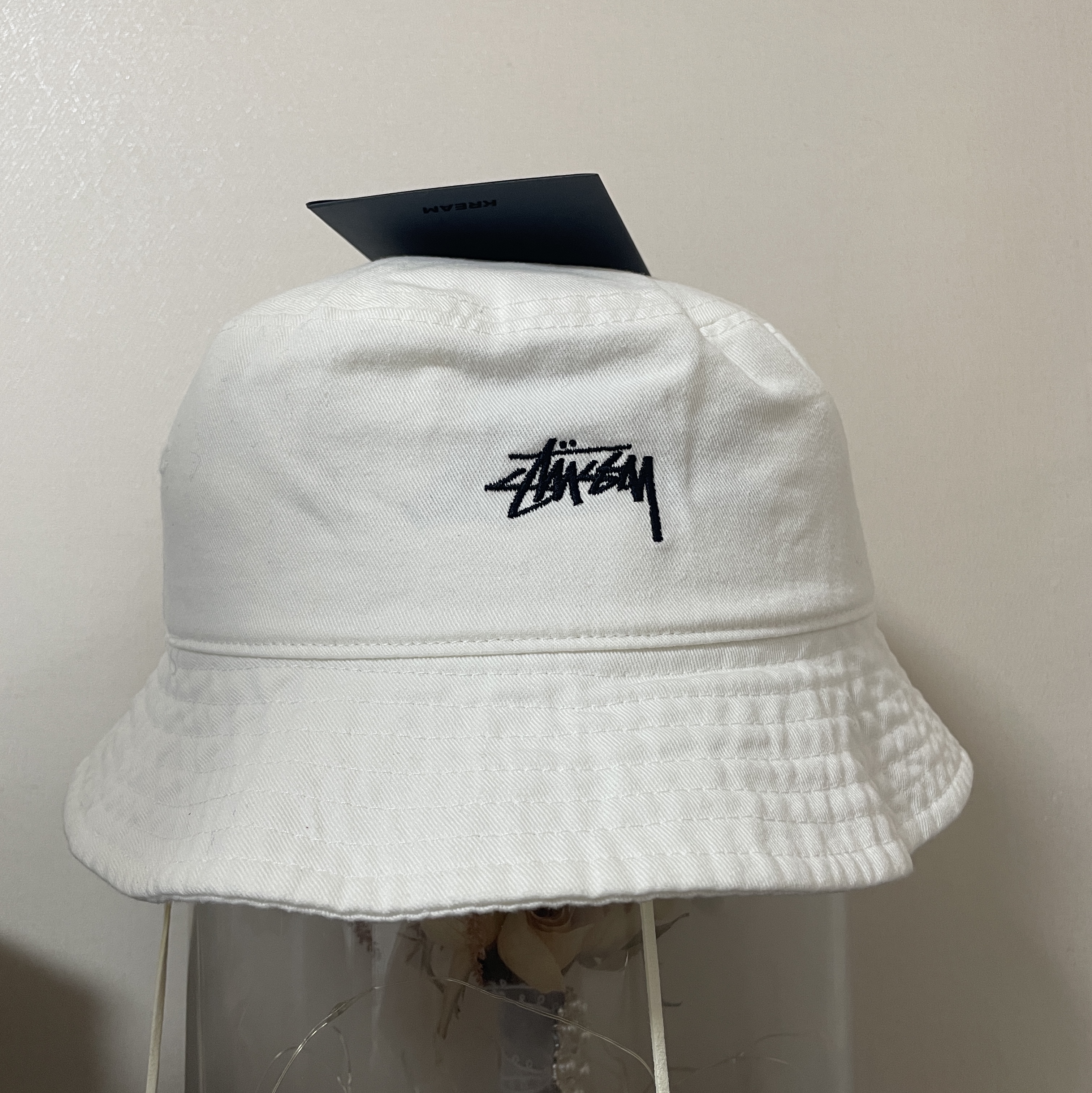 Stussy Stock Bucket Hat Natural 착용 스타일