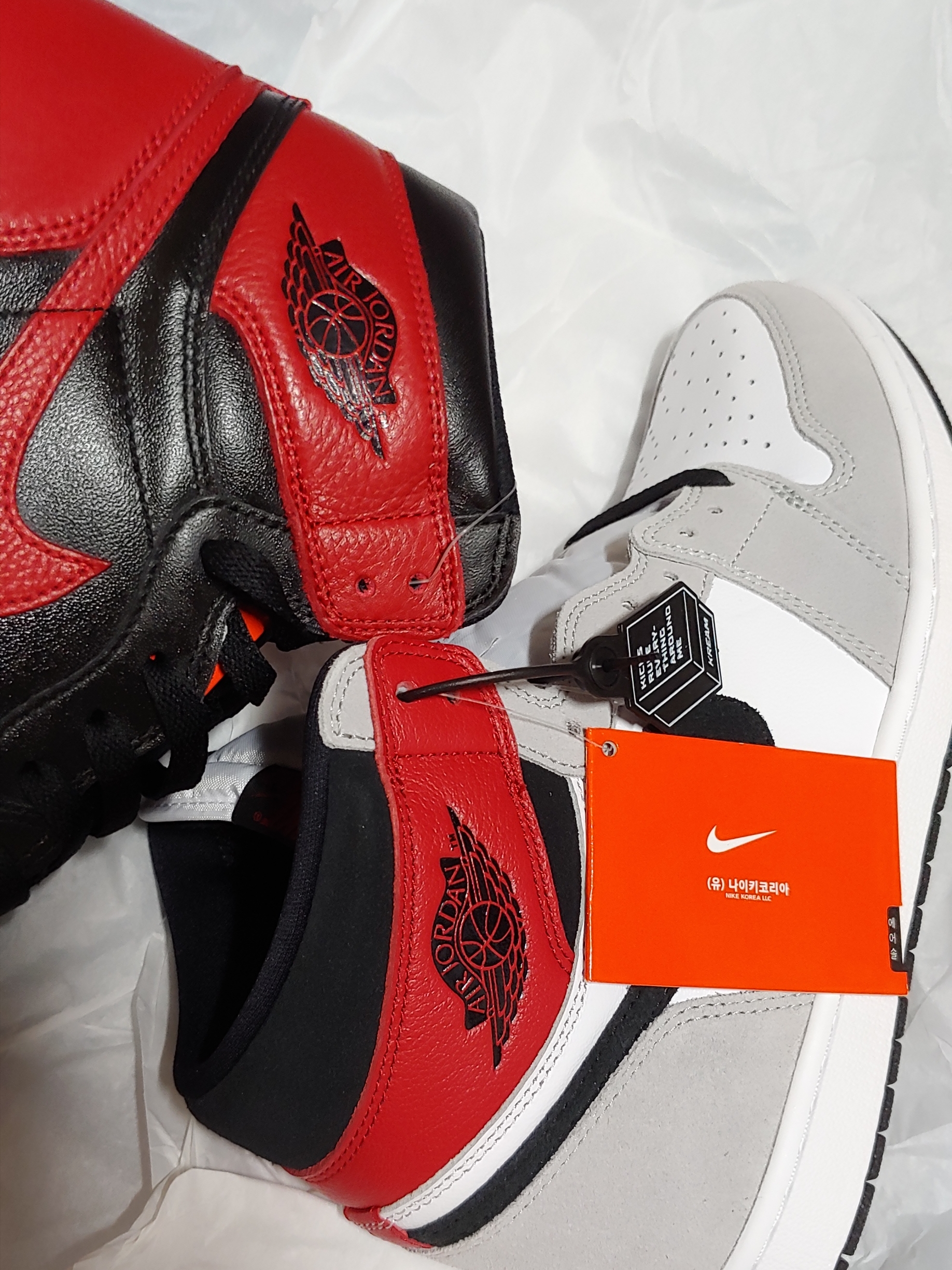 Jordan 1 Retro High OG Bred Banned 2016, Jordan 1 Retro High OG Light Smoke Grey 착용 스타일 - 1