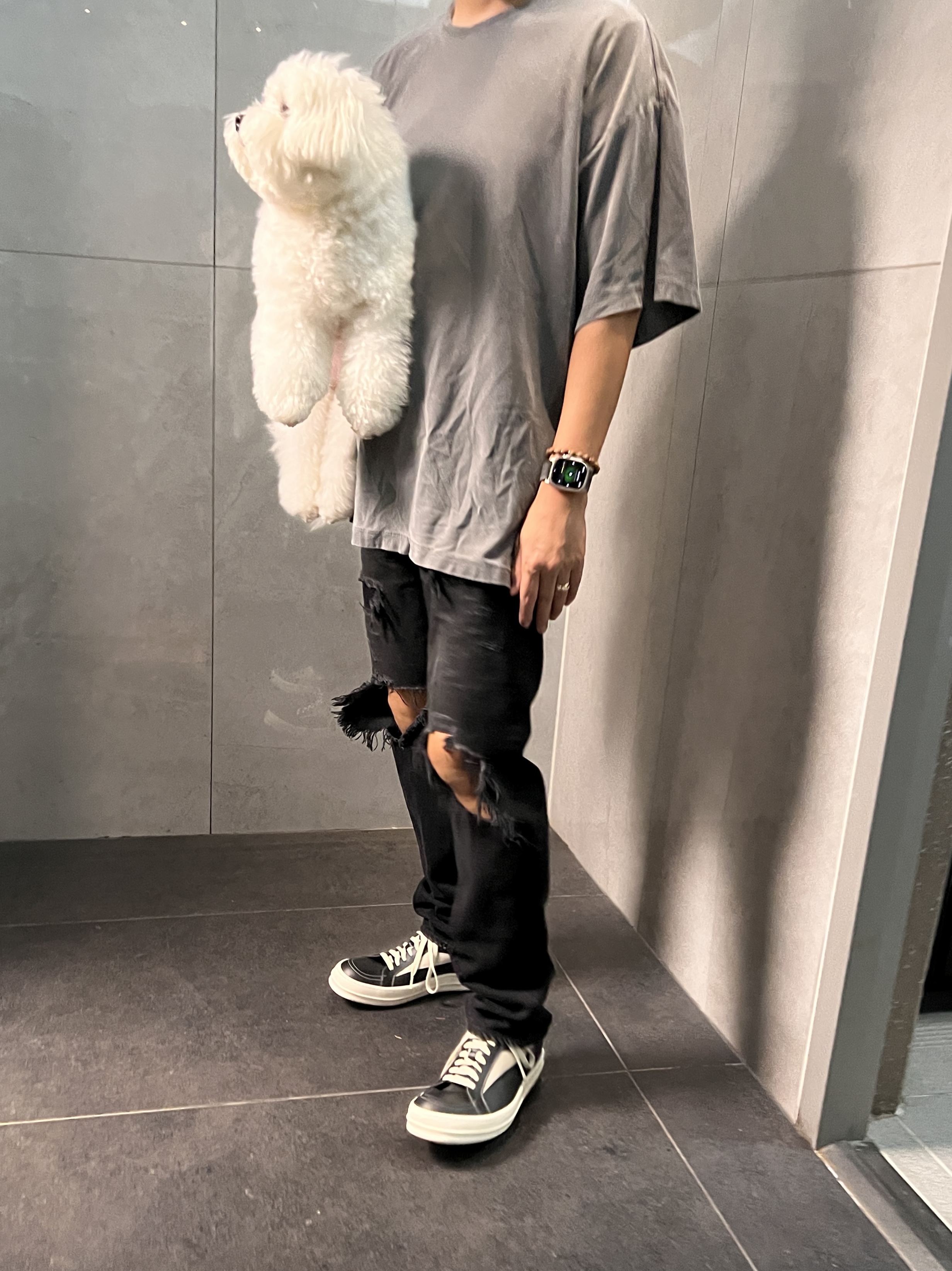 Rick Owens Luxor Vintage Sneakers Black Milk, Apple Watch Ultra 49mm Titanium Case with Ocean Band Midnight (Korean Ver.) 착용 스타일 - 3