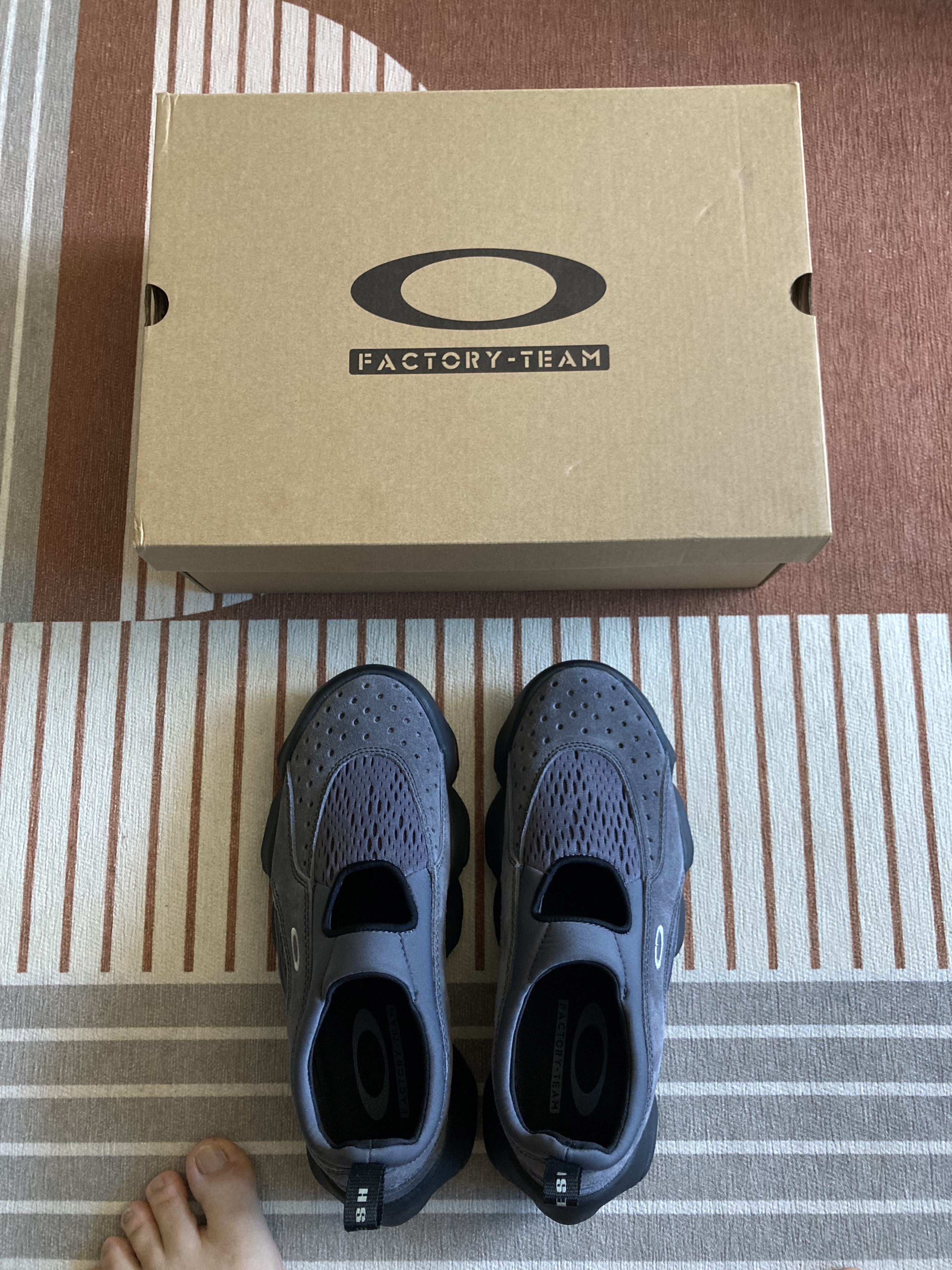 Oakley Factory Team x Brain Dead Flesh Sandal Asphalt 착용 스타일 - 2