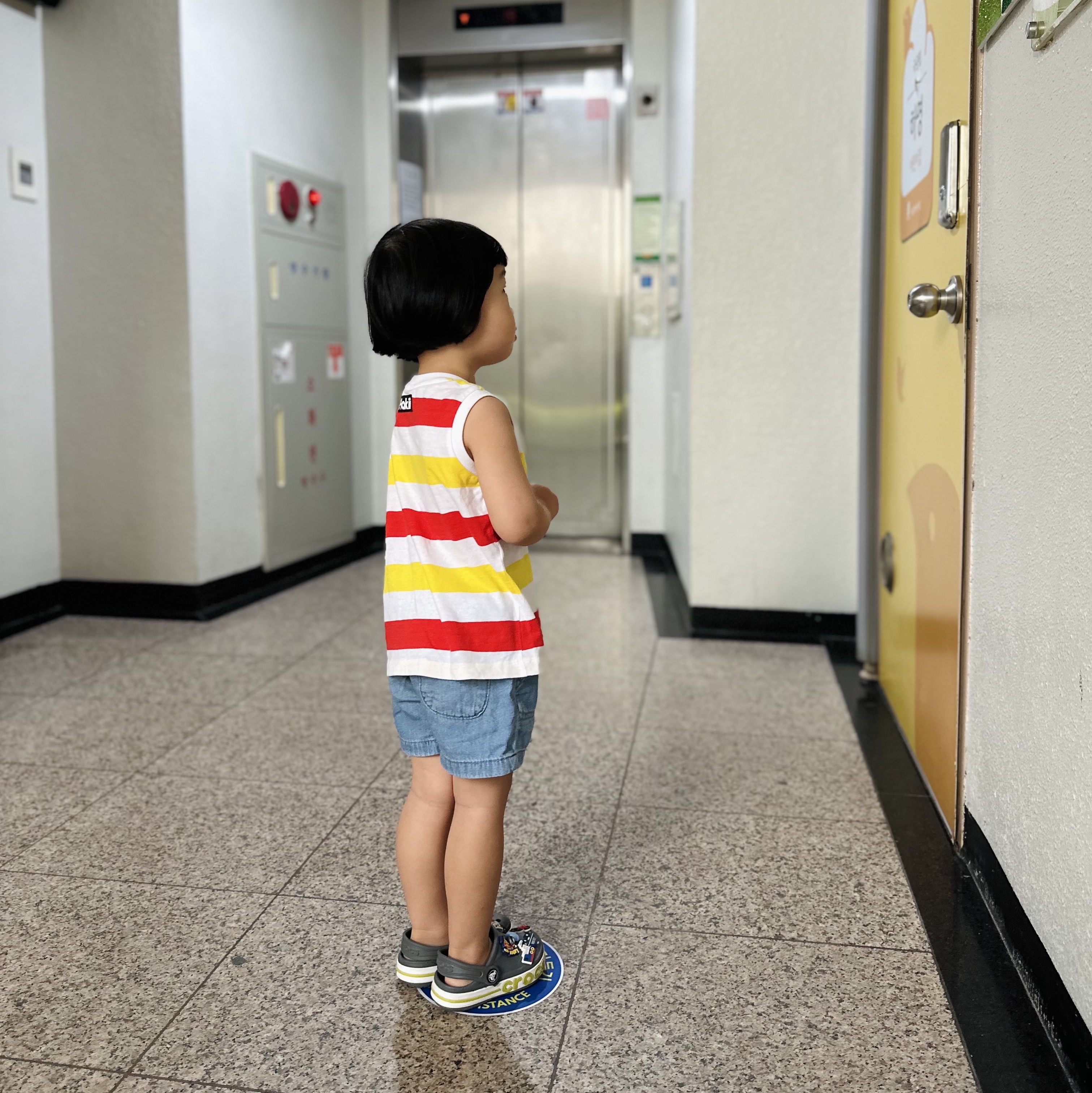 (Kids) Crocs Bayaband Clog Slate Grey Lime Punch, Crocs Bayaband Clog Slate Grey Lime Punch 착용 스타일 - 4