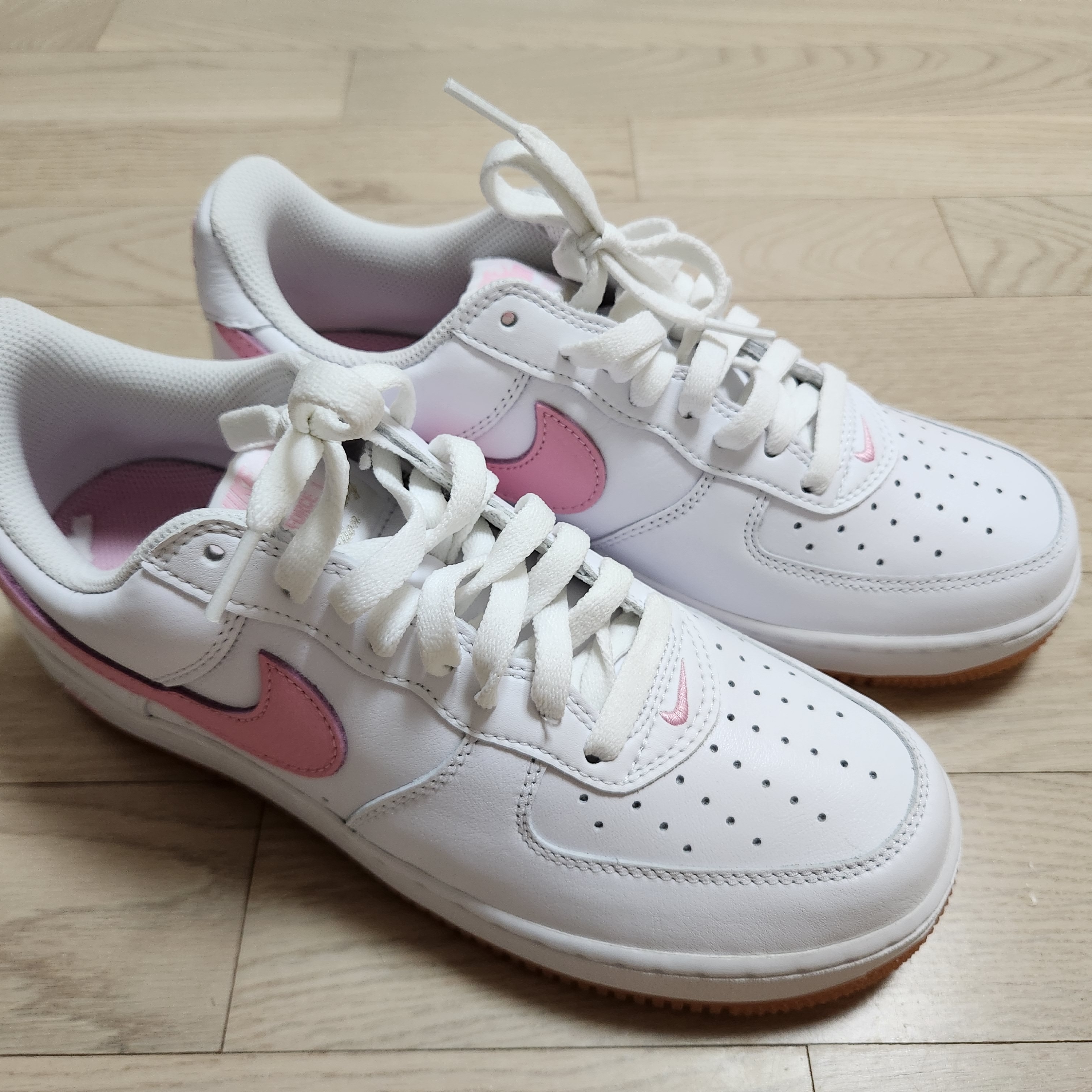 Nike Air Force 1 Low Retro Color of the Month White Pink 착용 스타일 - 1