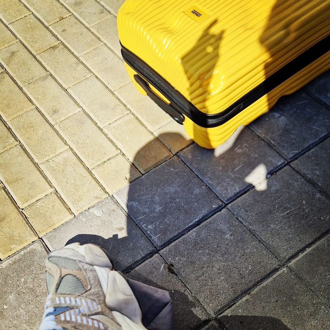 CRASH BAGGAGE Icon 21inch Stripe Yellow, CRASH BAGGAGE Icon 21inch Stripe Black 착용 스타일