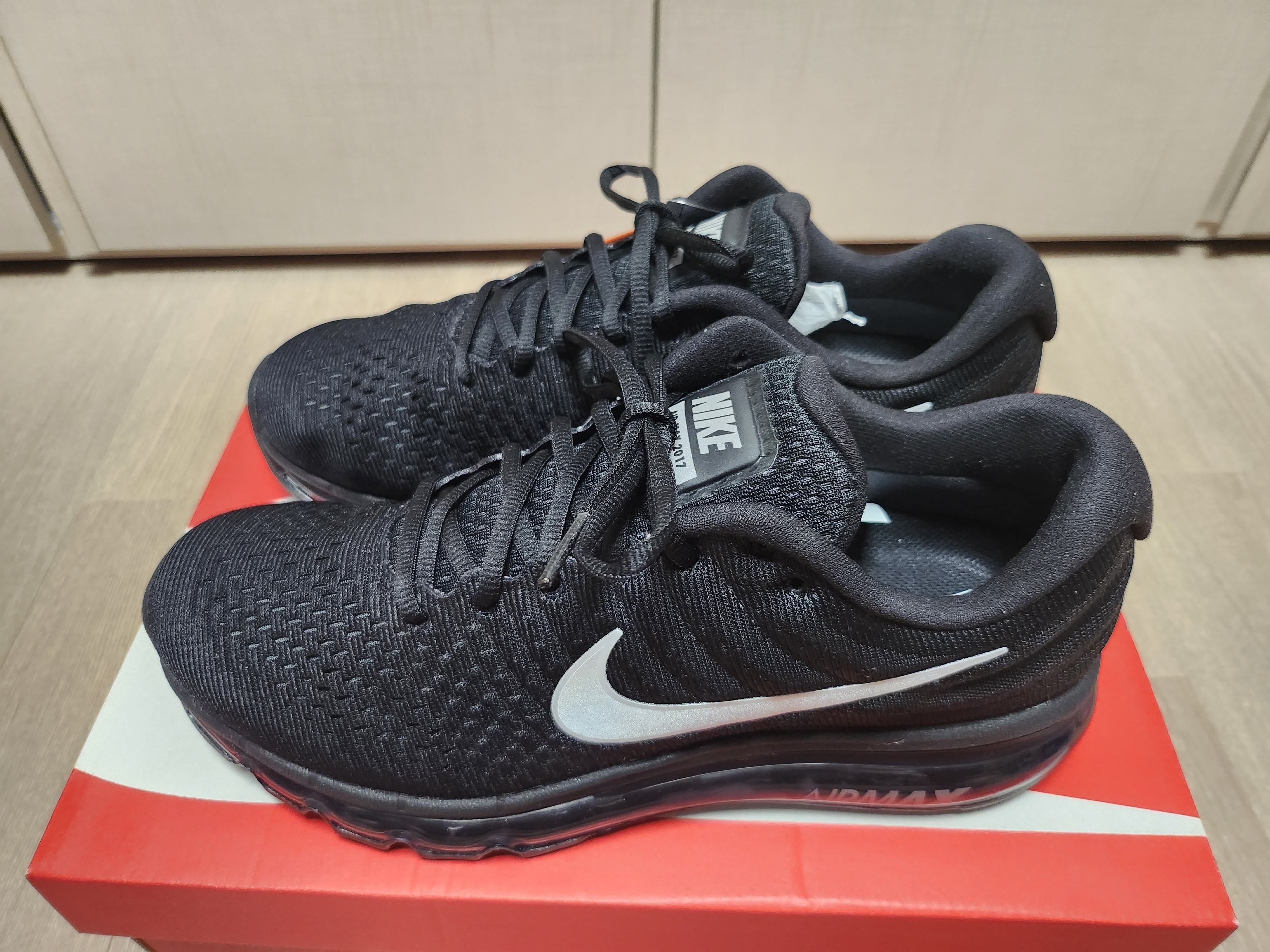 Nike Air Max 2017 Black Anthracite 착용 스타일 - 3