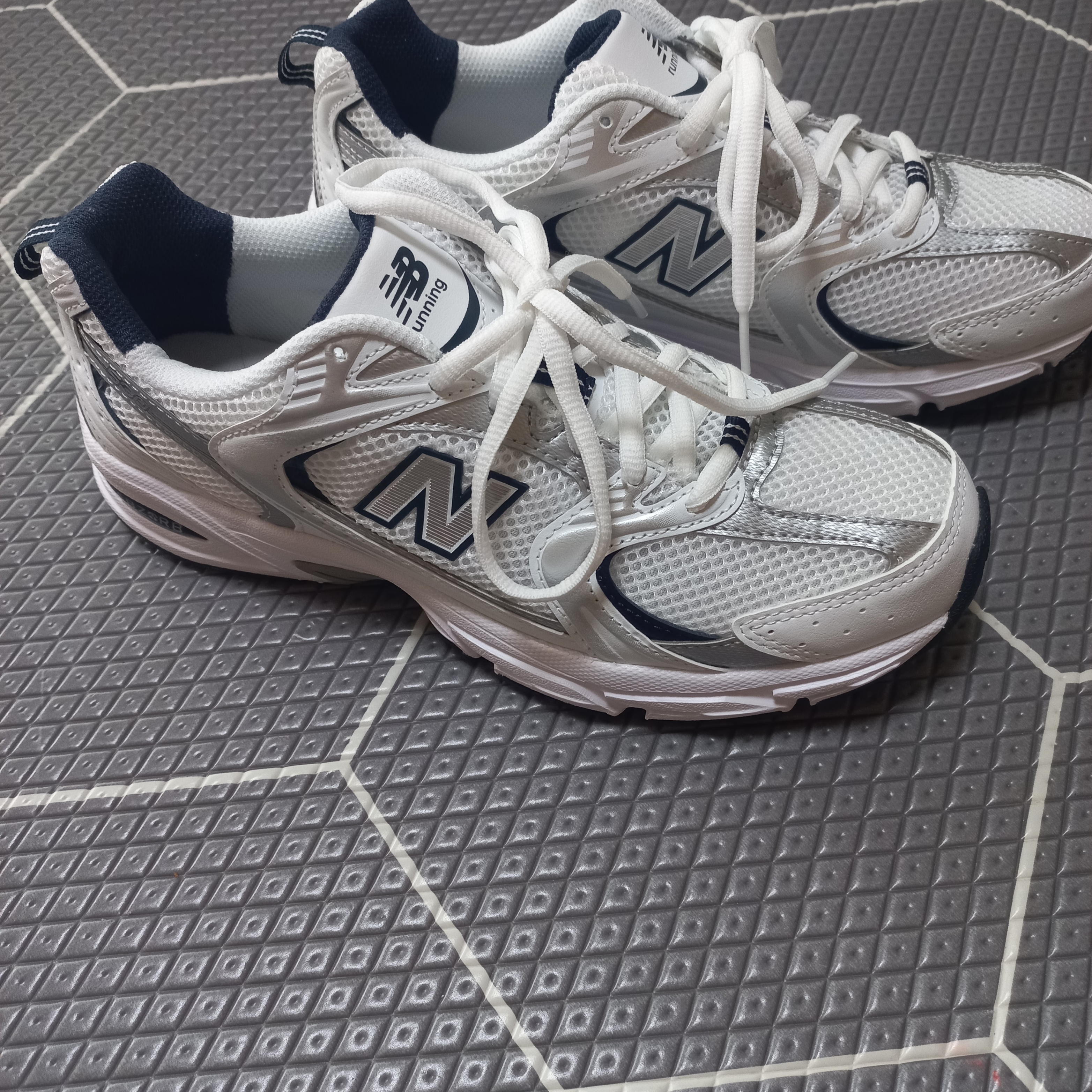 New Balance 530 White 착용 스타일