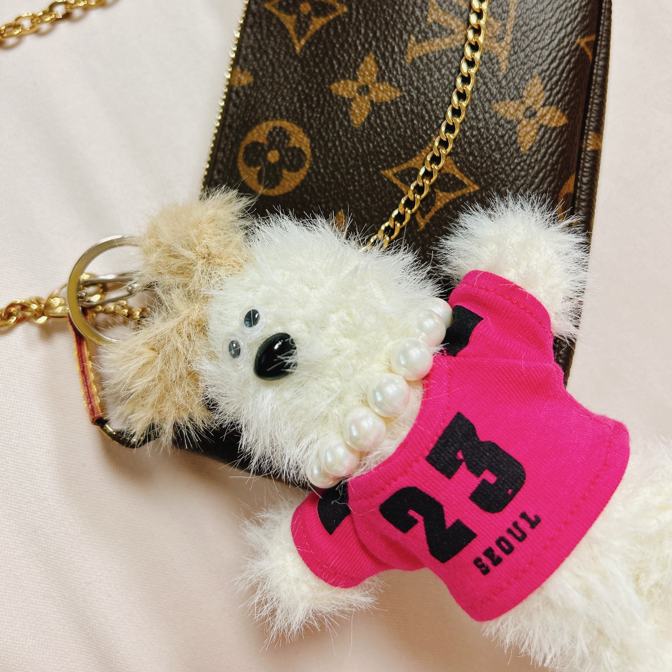 Margesherwood Wood Keyring with T-Shirt White Pink 착용 스타일