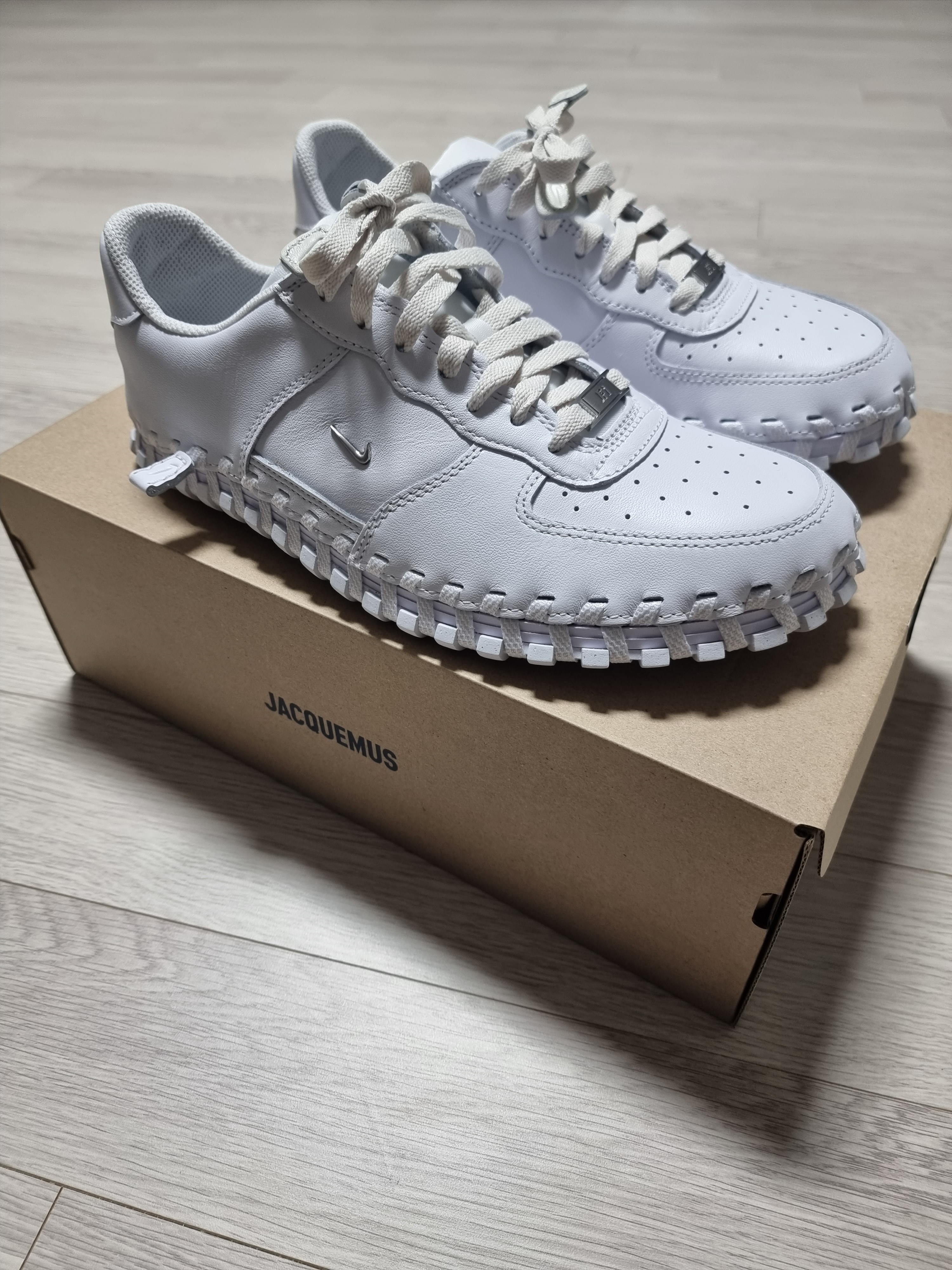 Nike x Jacquemus J Force 1 Low LX SP White 착용 스타일 - 1