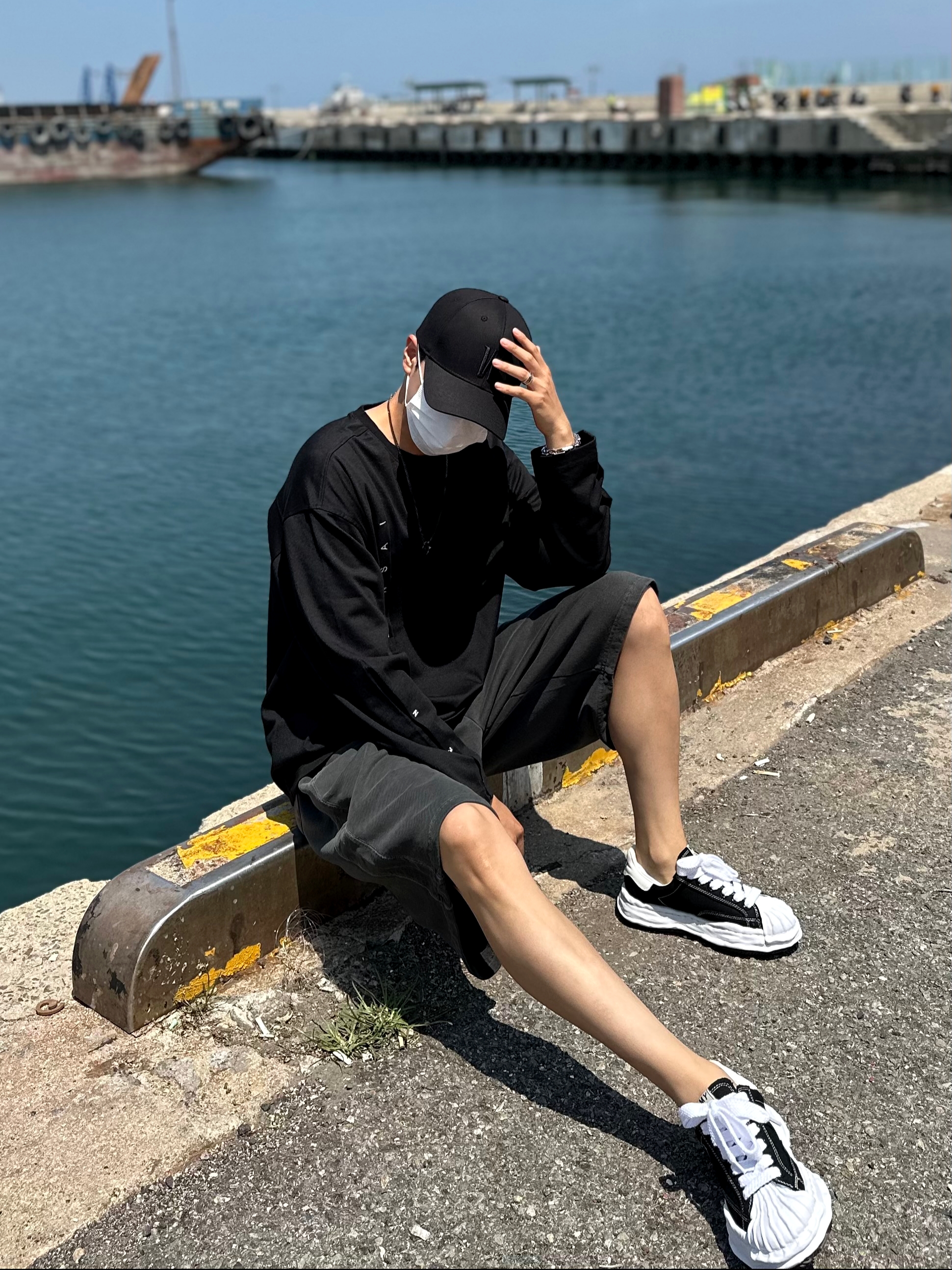 Maison Mihara Yasuhiro Blakey OG Sole Canvas Low-top Sneakers Black White, Gucci Ring with Double G Silver 착용 스타일 - 1