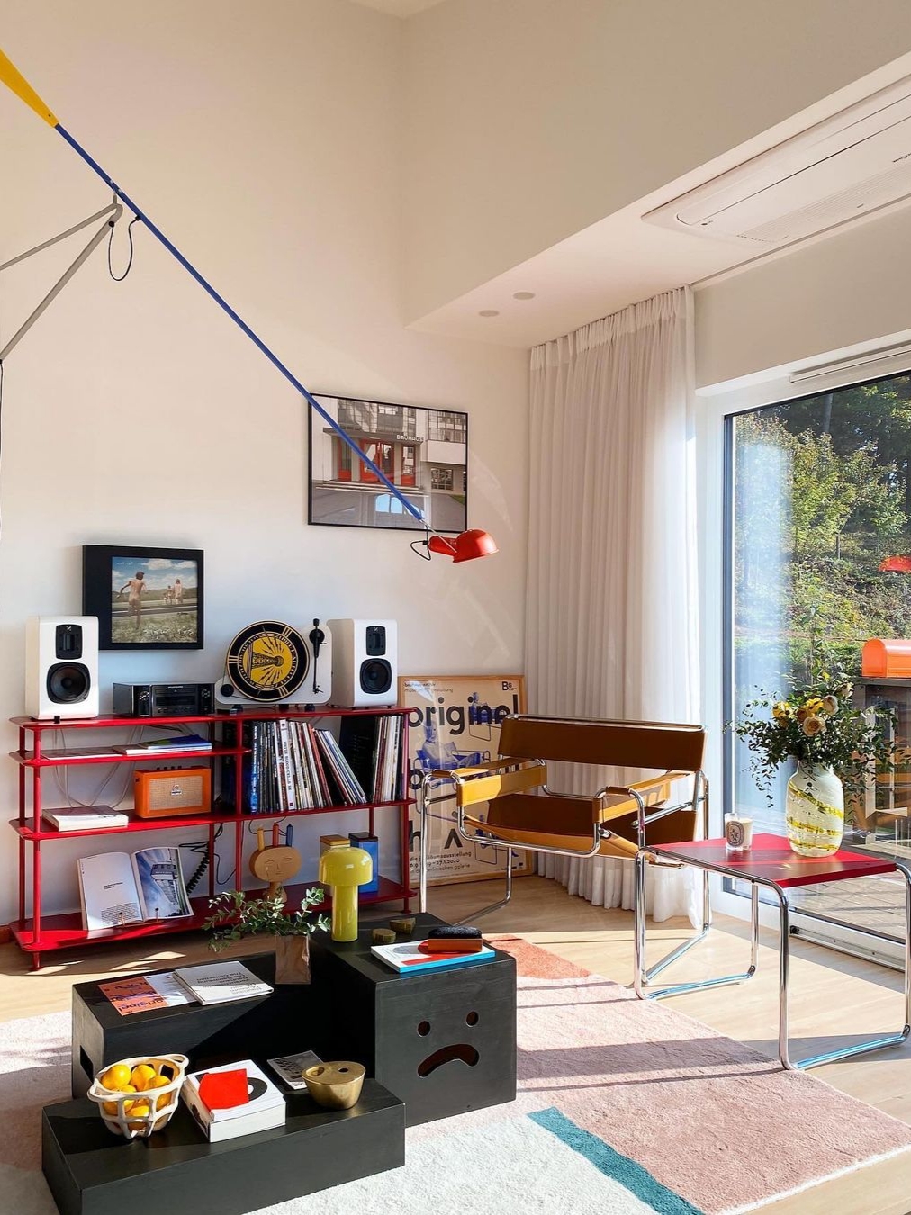 Knoll Wassily Lounge Chair Warm Beige, Flos Bellhop Table Yellow 착용 스타일