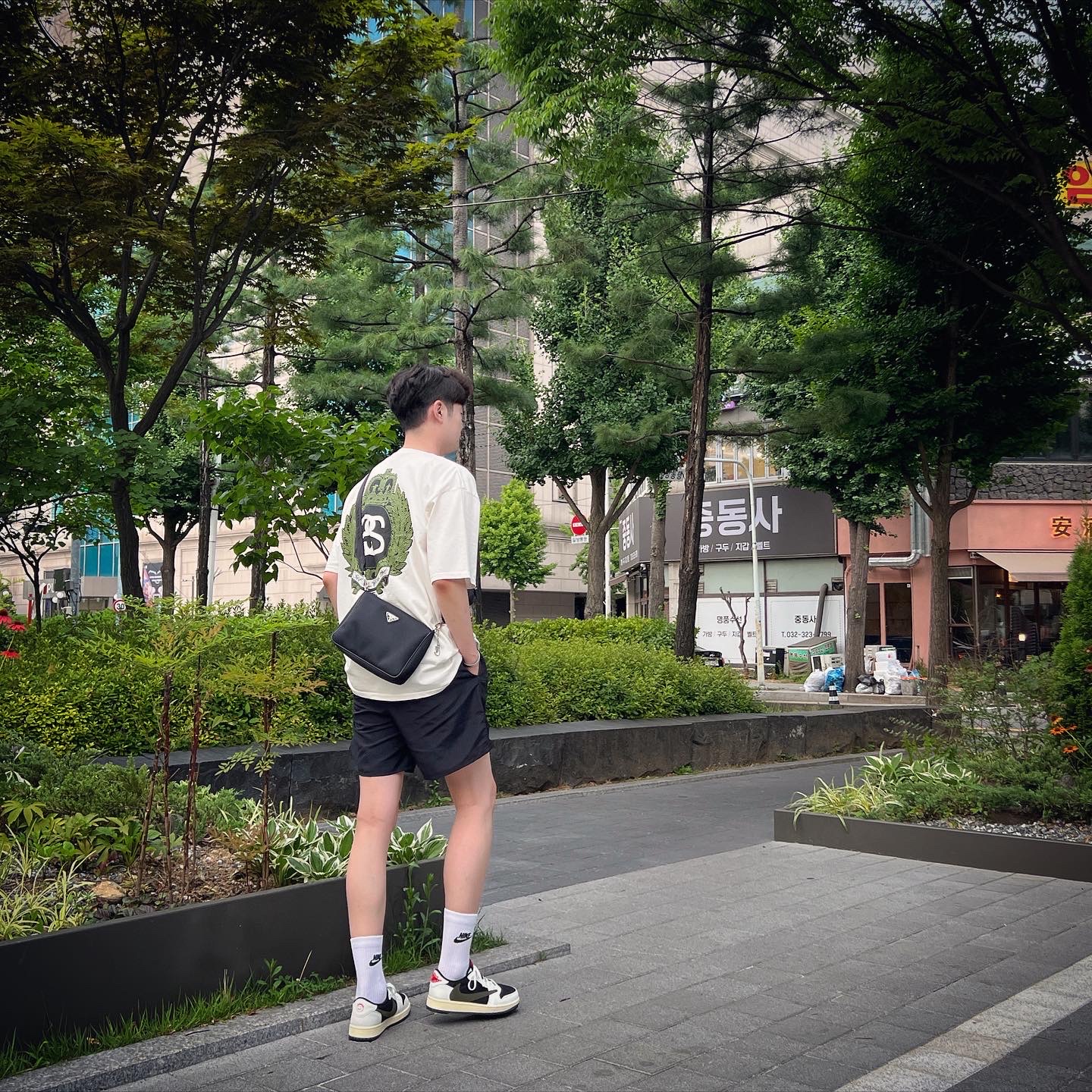 Stussy Crown Wreath Pigment Dyed T-Shirt Natural, Prada Re-Nylon and Saffiano Leather Shoulder Bag Black 착용 스타일 - 1