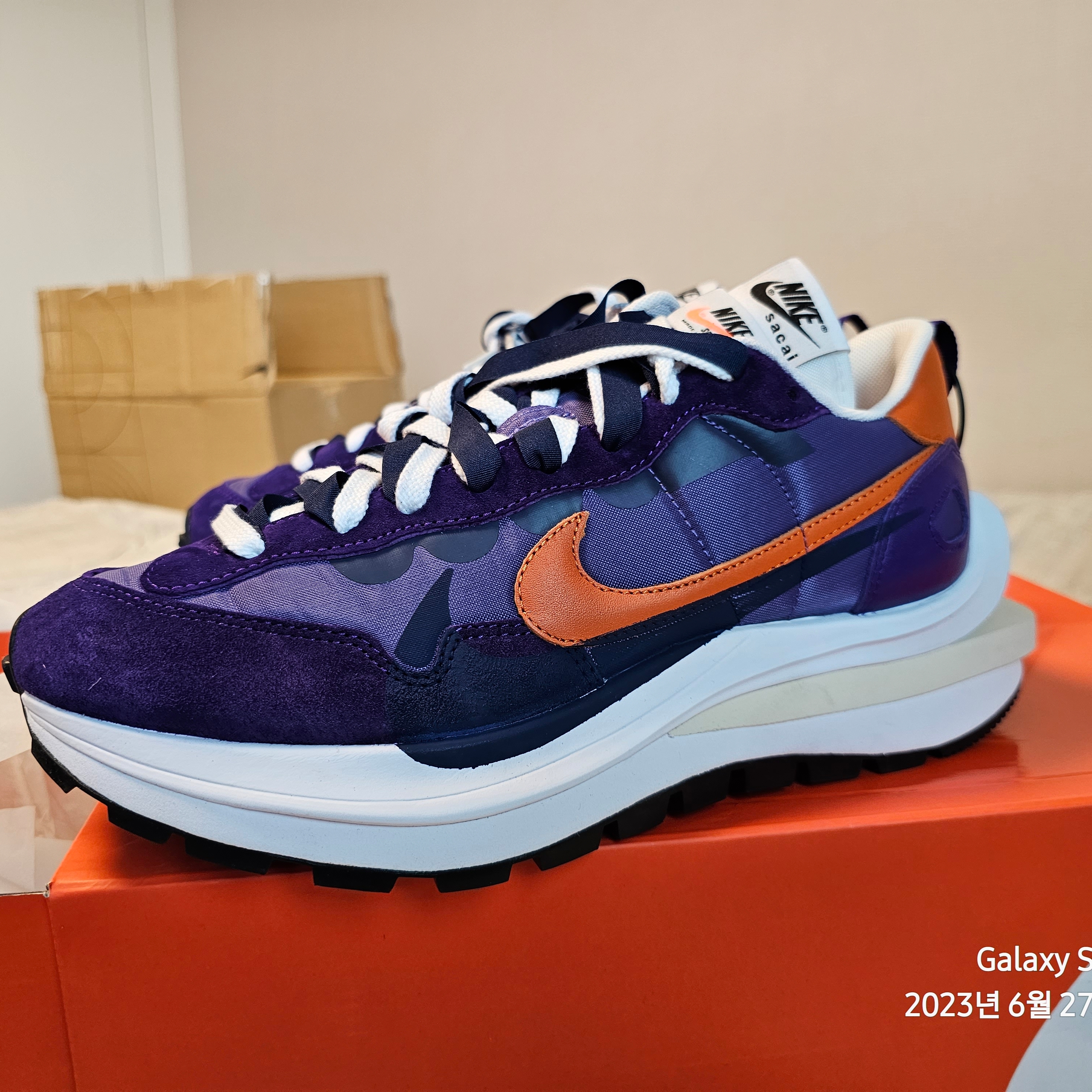 Nike x Sacai VaporWaffle Dark Iris 착용 스타일