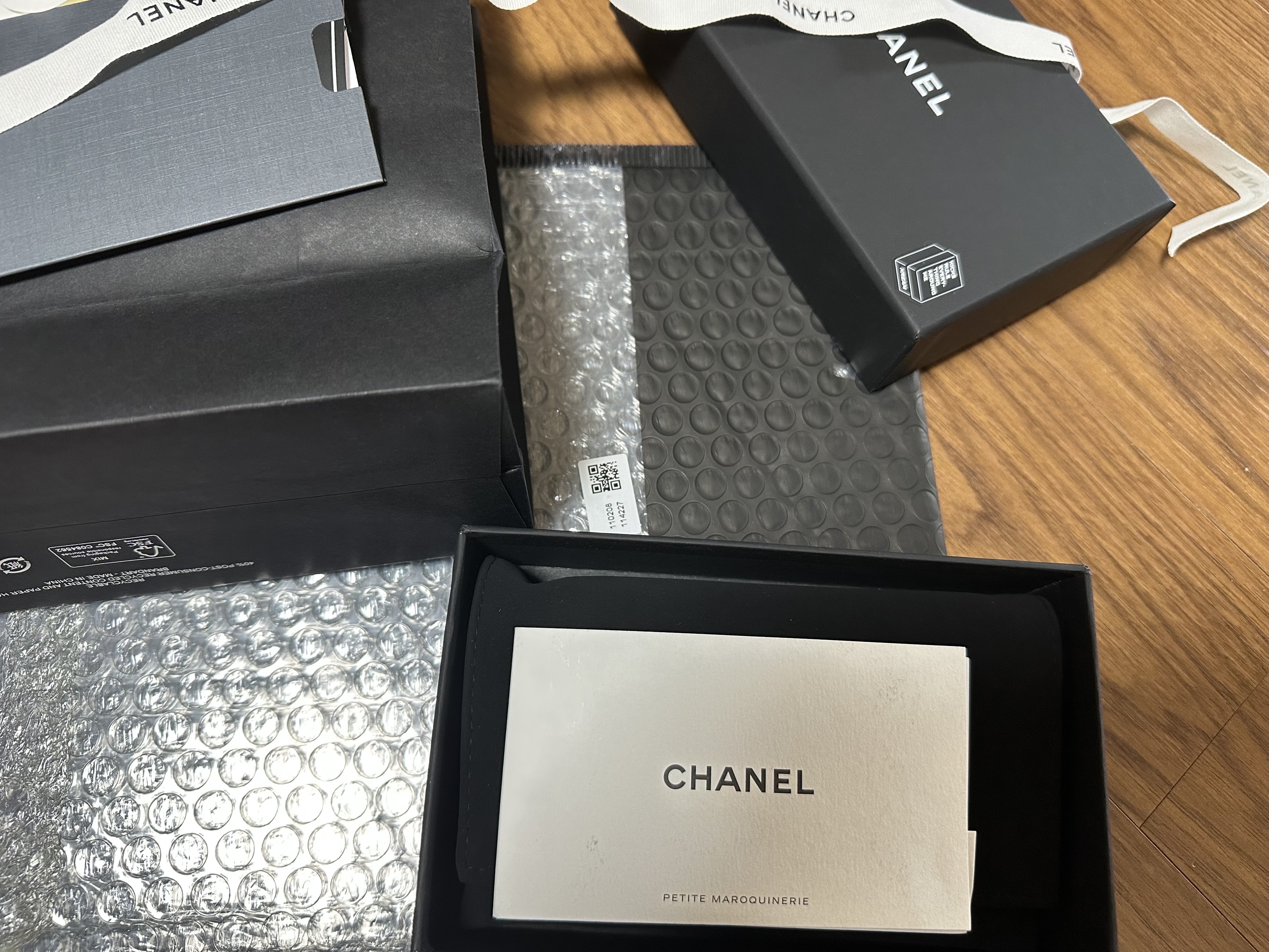 Chanel Classic Card Holder Grained Calfskin & Gold Black 착용 스타일 - 3