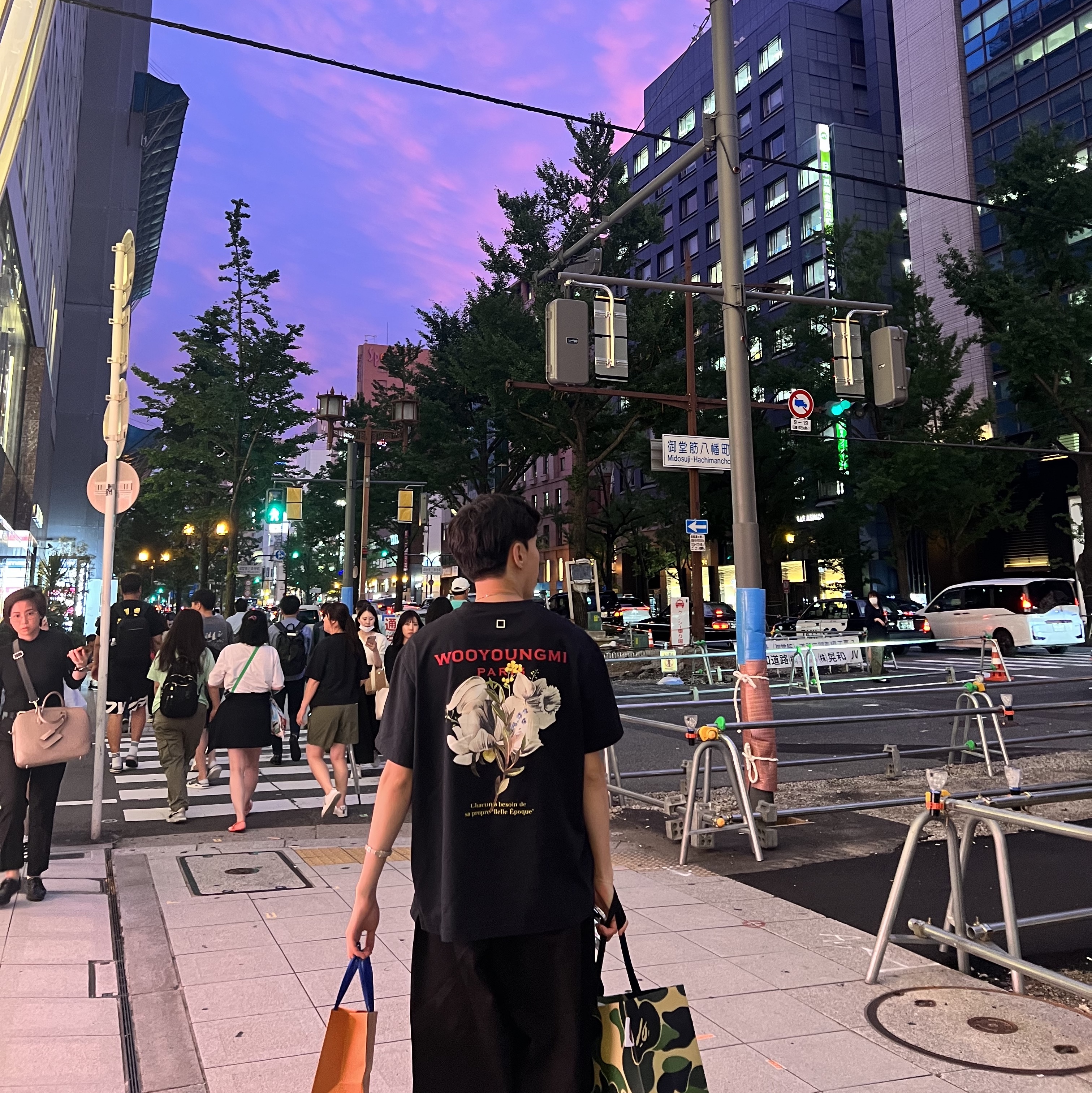 Wooyoungmi Flower Print Back Logo T-Shirt Navy - 22SS 착용 스타일