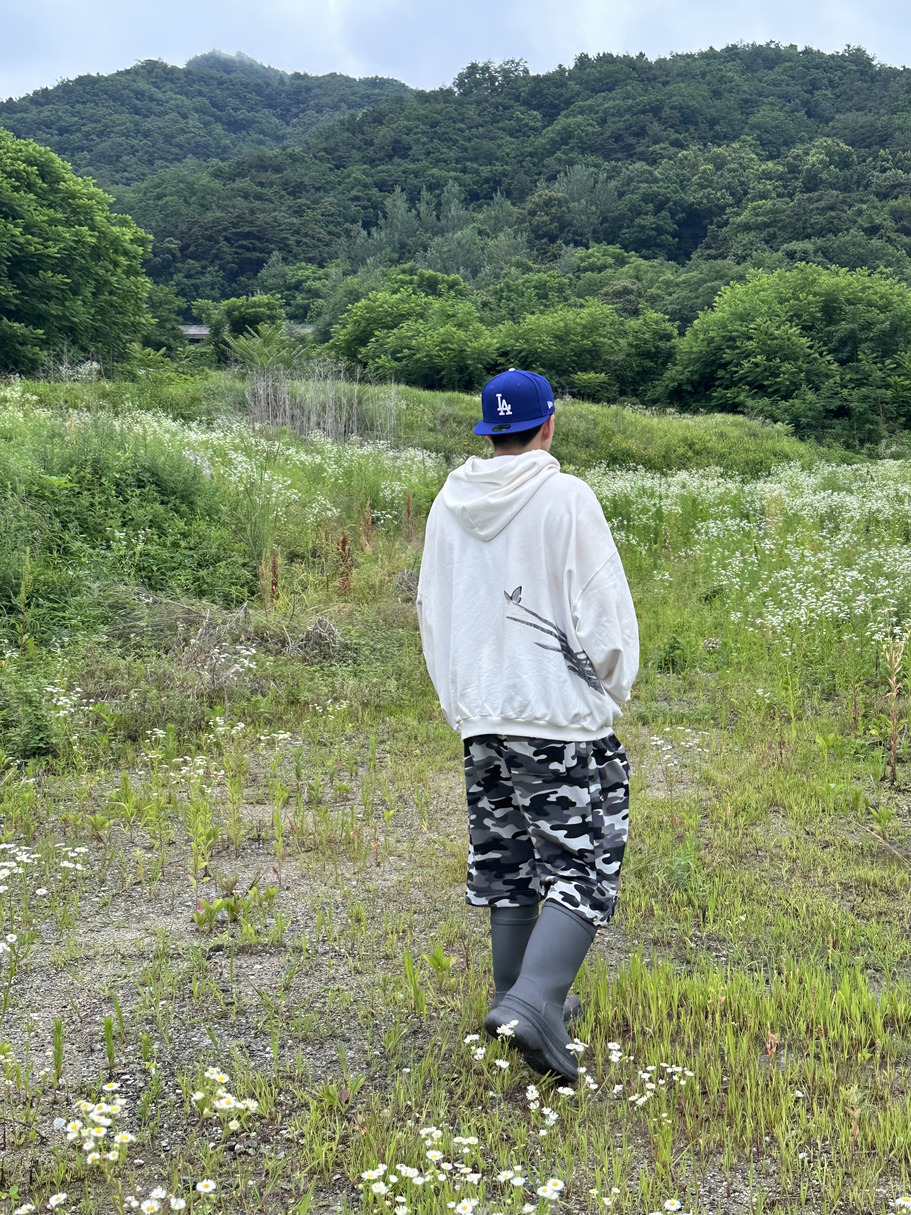 Balenciaga x Crocs Rubber Boot Grey, Project G/R x Atmos Etiquette Lesson Vintage Washed Hoodie White 착용 스타일 - 2