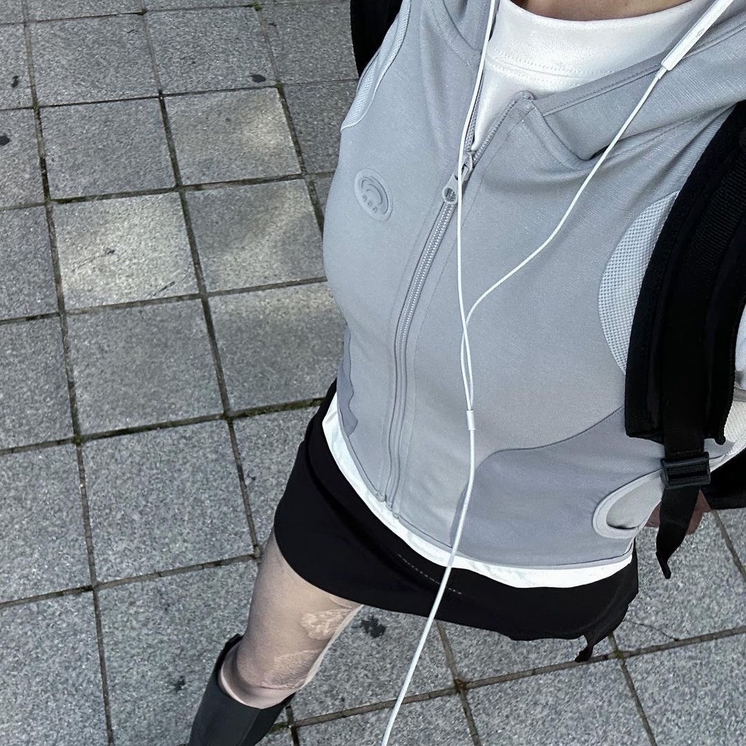Art of Field Short Hooded Vest Jacket Lihgt Gray, Art of Field Short Hooded Vest Jacket Black 착용 스타일