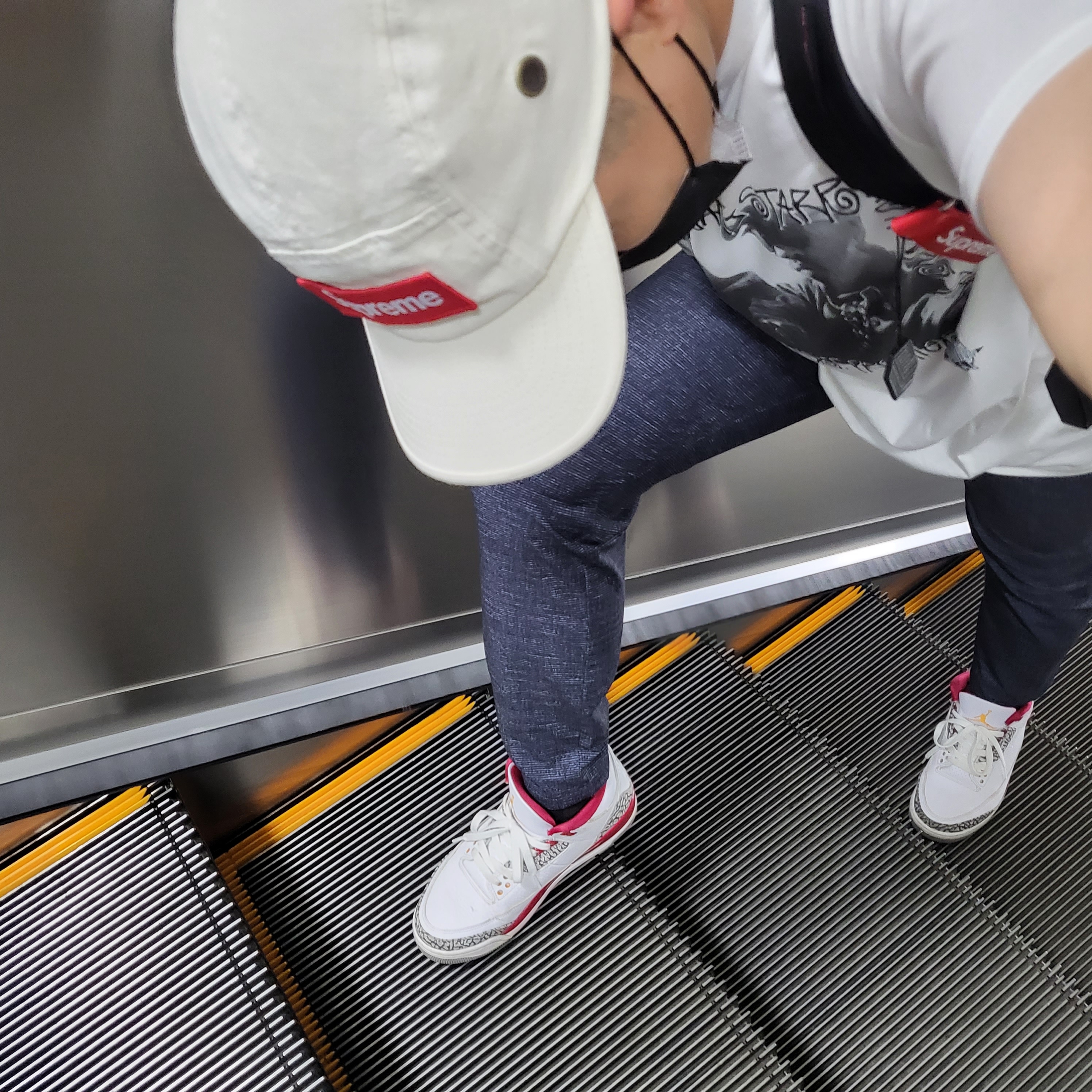 Supreme Military Camp Cap Stone - 22SS, Supreme Webbing Keychain Red - 23SS 착용 스타일