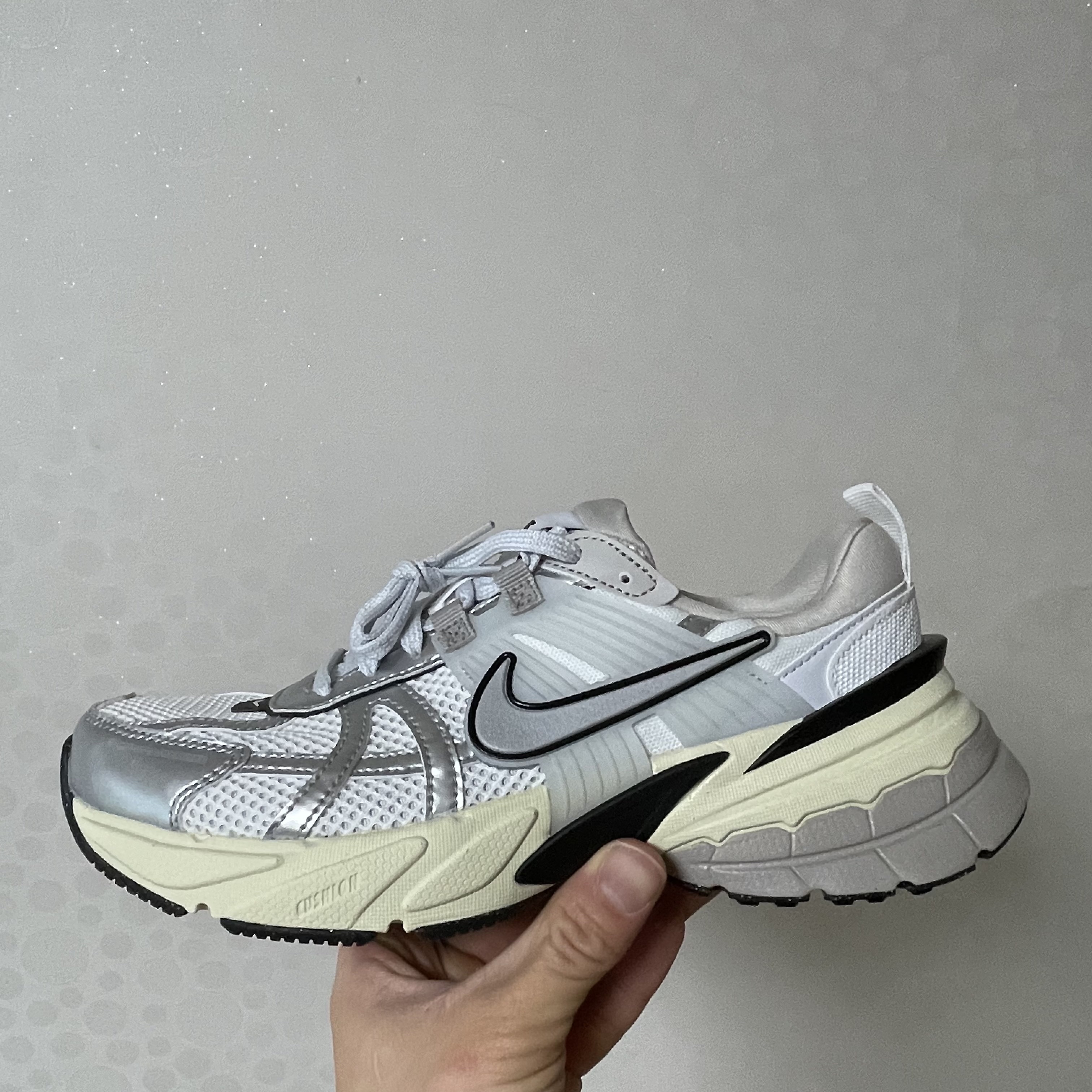 Nike V2K Run Summit White Metallic Silver 착용 스타일 - 1
