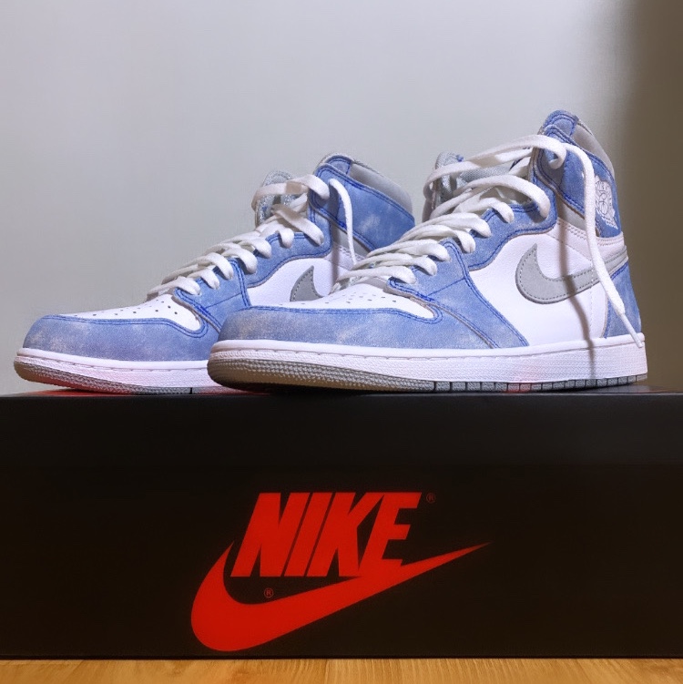 Jordan 1 Retro High OG Hyper Royal 착용 스타일 - 1
