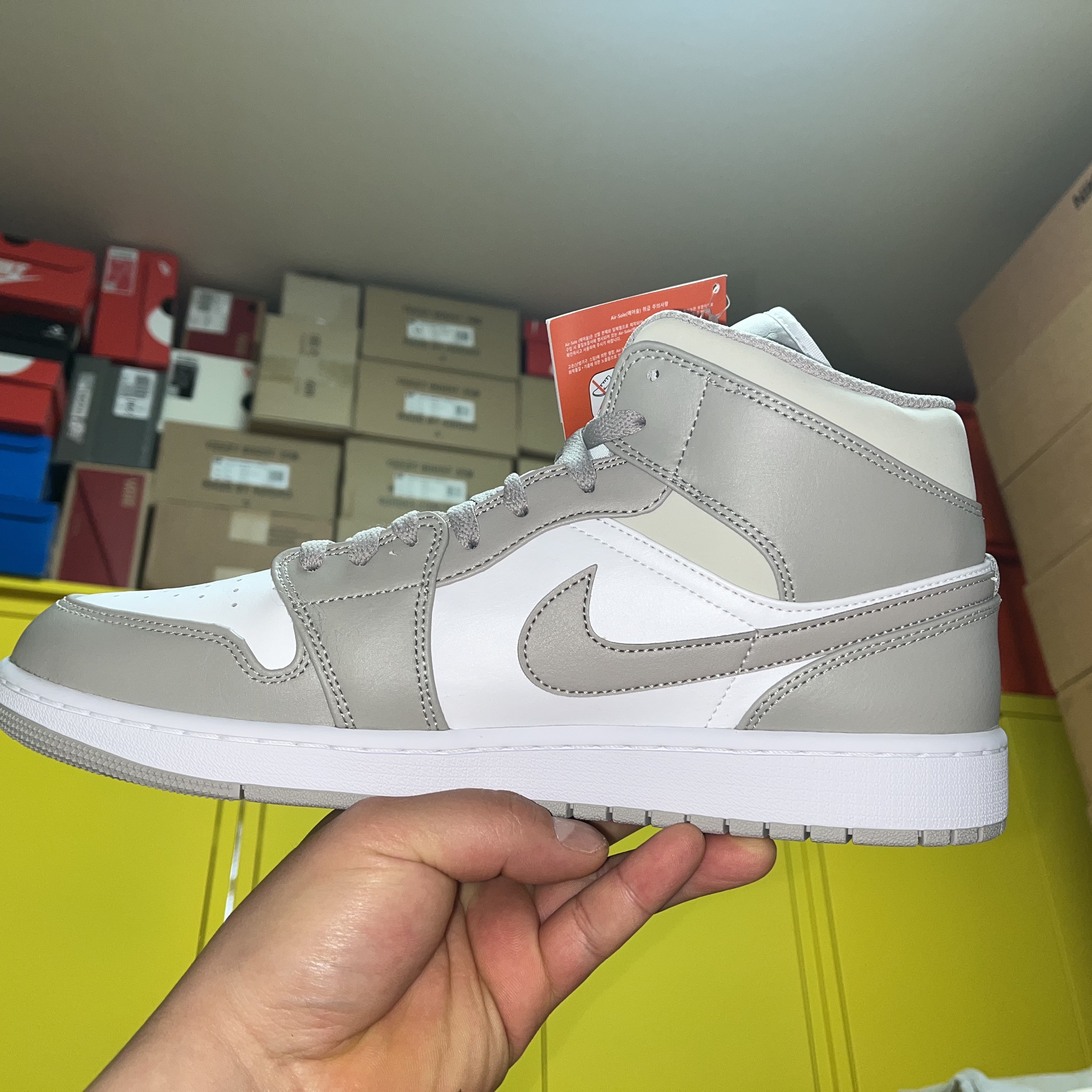 Jordan 1 Mid College Grey 착용 스타일