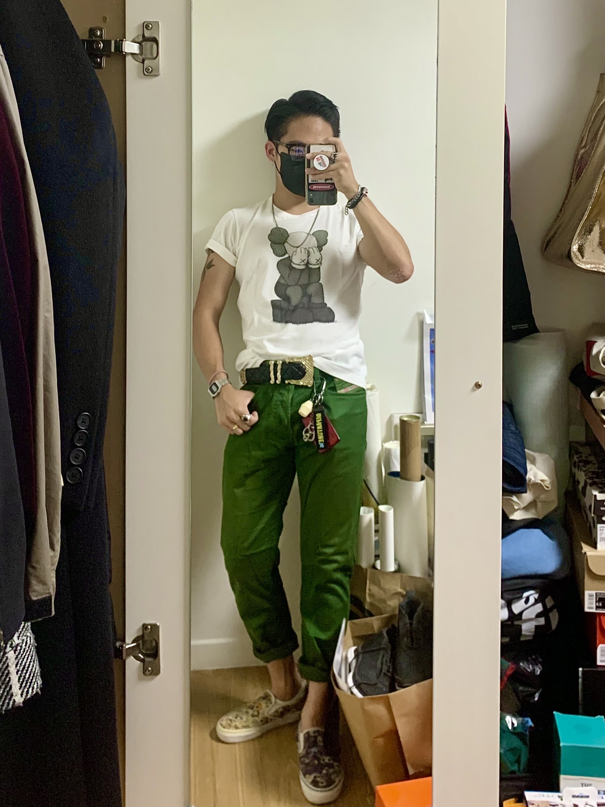Uniqlo x Kaws Tokyo First T-Shirt Dark Grey - JP, Vans Vault x Murakami Takashi Classic Slip-On LX Multi-Color Flower 착용 스타일
