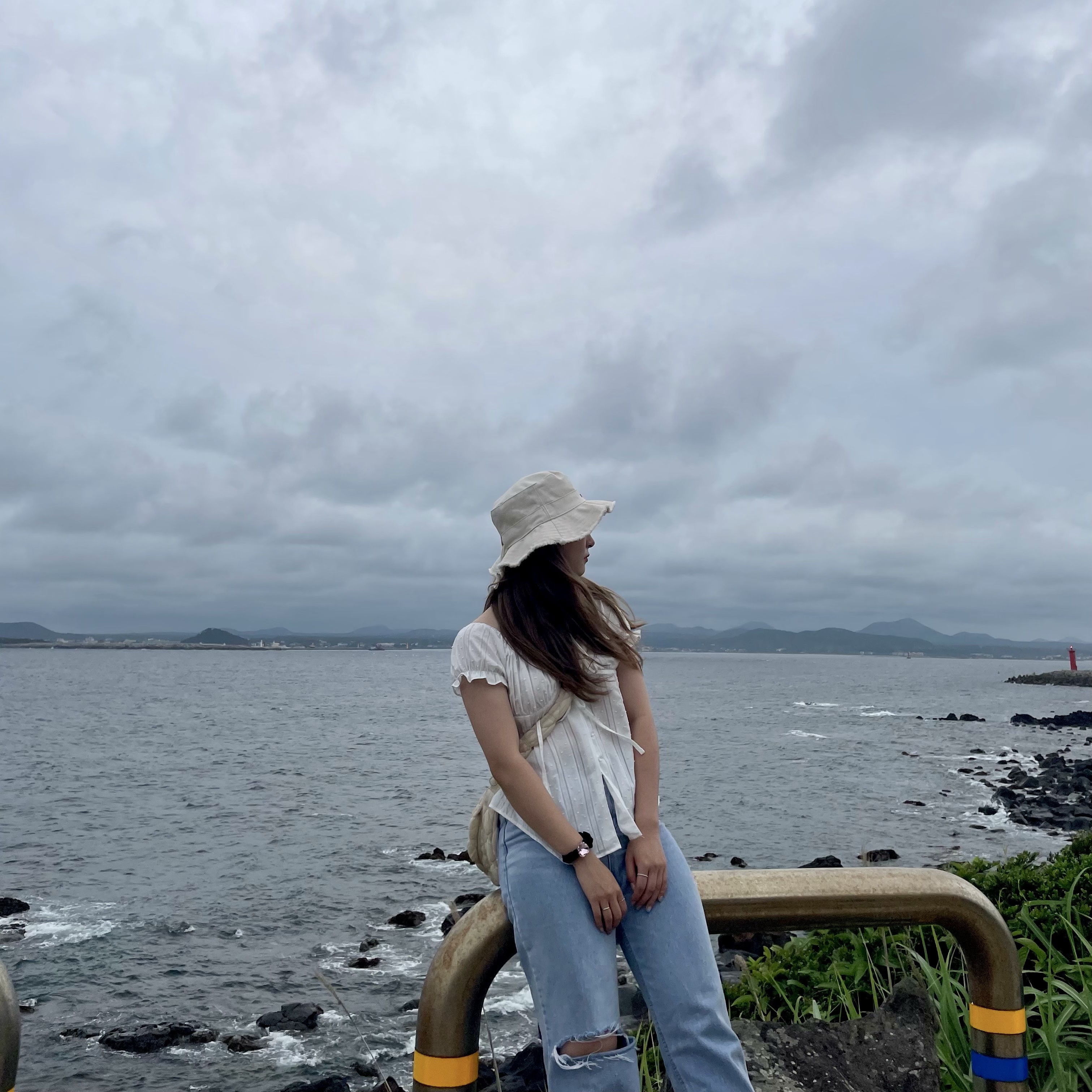 Jacquemus Le Bob Artichaut Bucket Hat Off White, COS Quilted Oversized Shoulder Bag Off White Light Beige 착용 스타일