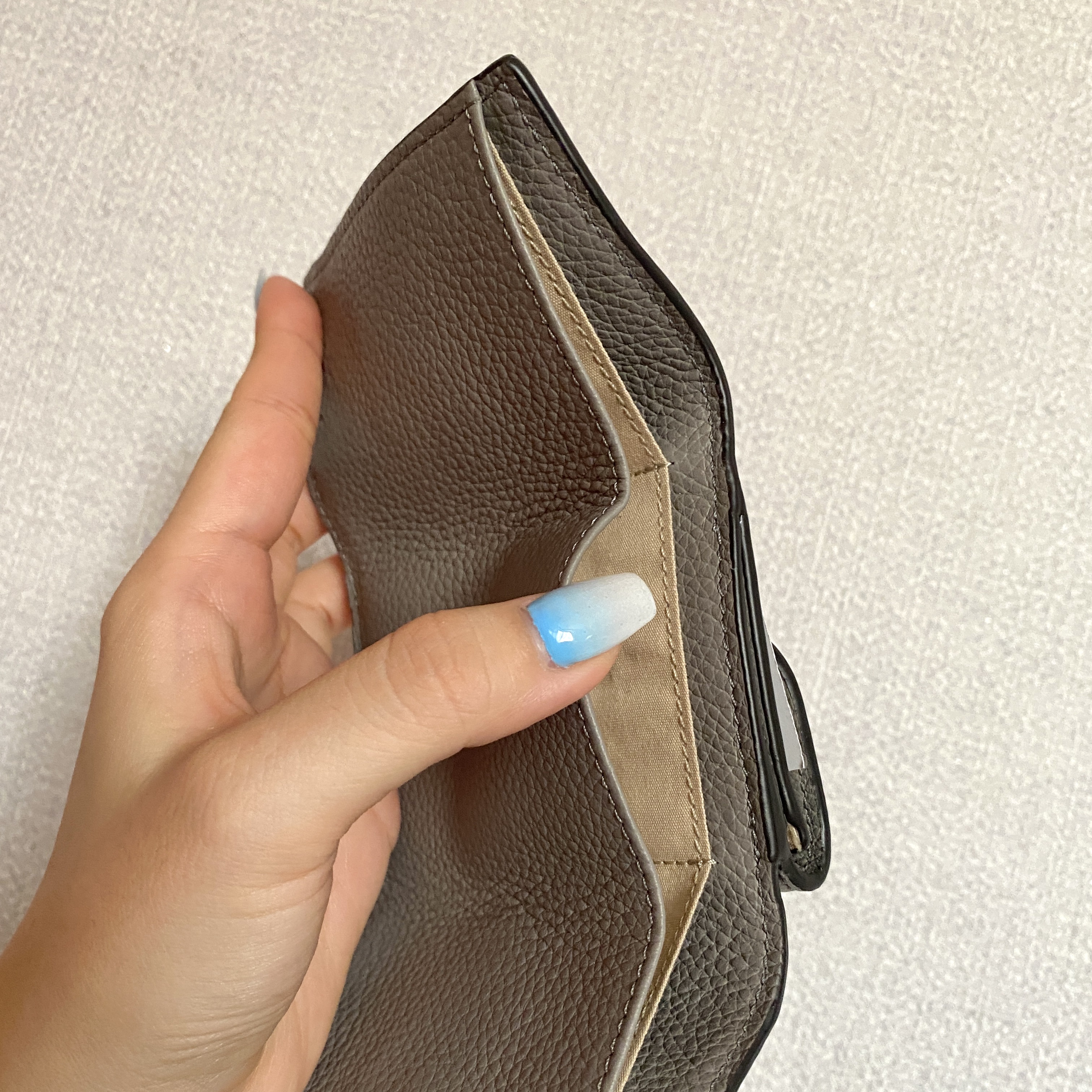Chloe Alphabet Mini Tri-Fold Wallet Cashmere Grey 착용 스타일 - 2