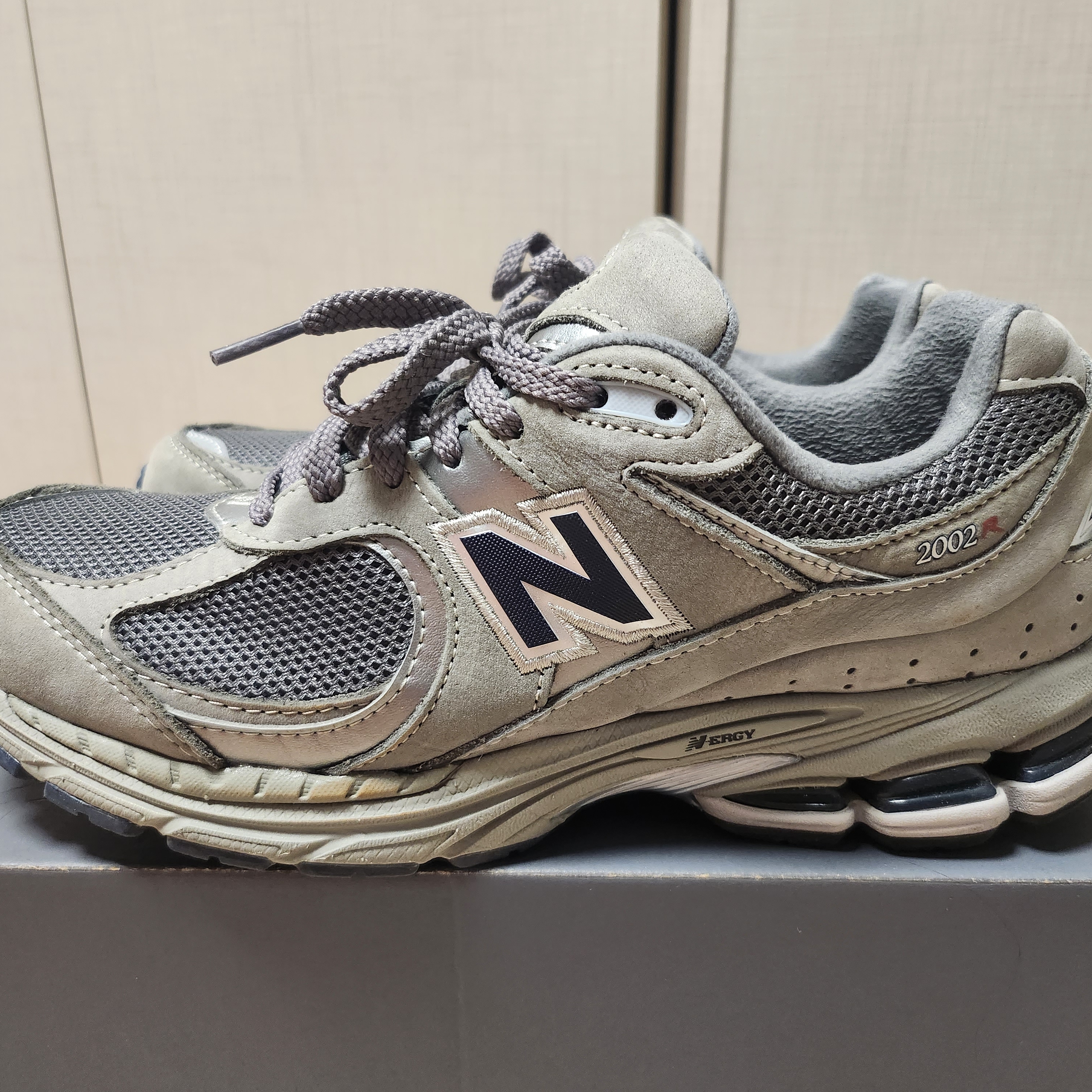New Balance 2002R Gray 착용 스타일 - 1