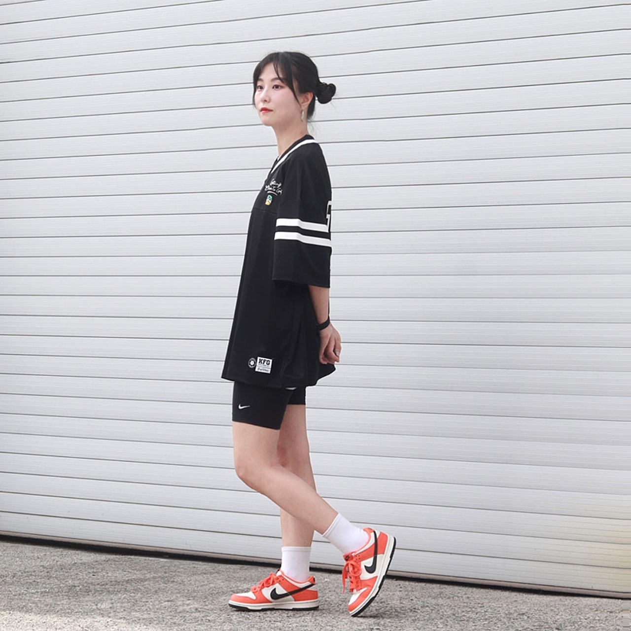 (GS) Nike Dunk Low Safety Orange, (W) Nike Essential Mid Rise Bike Shorts Black - Asia 착용 스타일 - 2