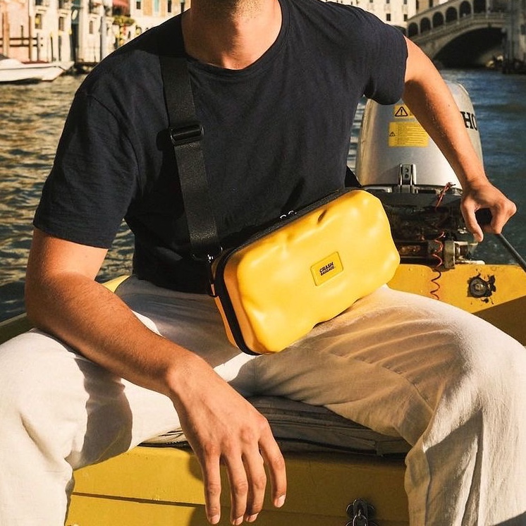 CRASH BAGGAGE Mini Icon Yellow, CRASH BAGGAGE Mini Icon Fucsia 착용 스타일