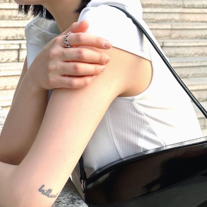 Art of Field Printed Slit Mesh Short Sleeved T-Shirt White, Art of Field Printed Slit Mesh Short Sleeved T-Shirt Black 착용 스타일 - 2