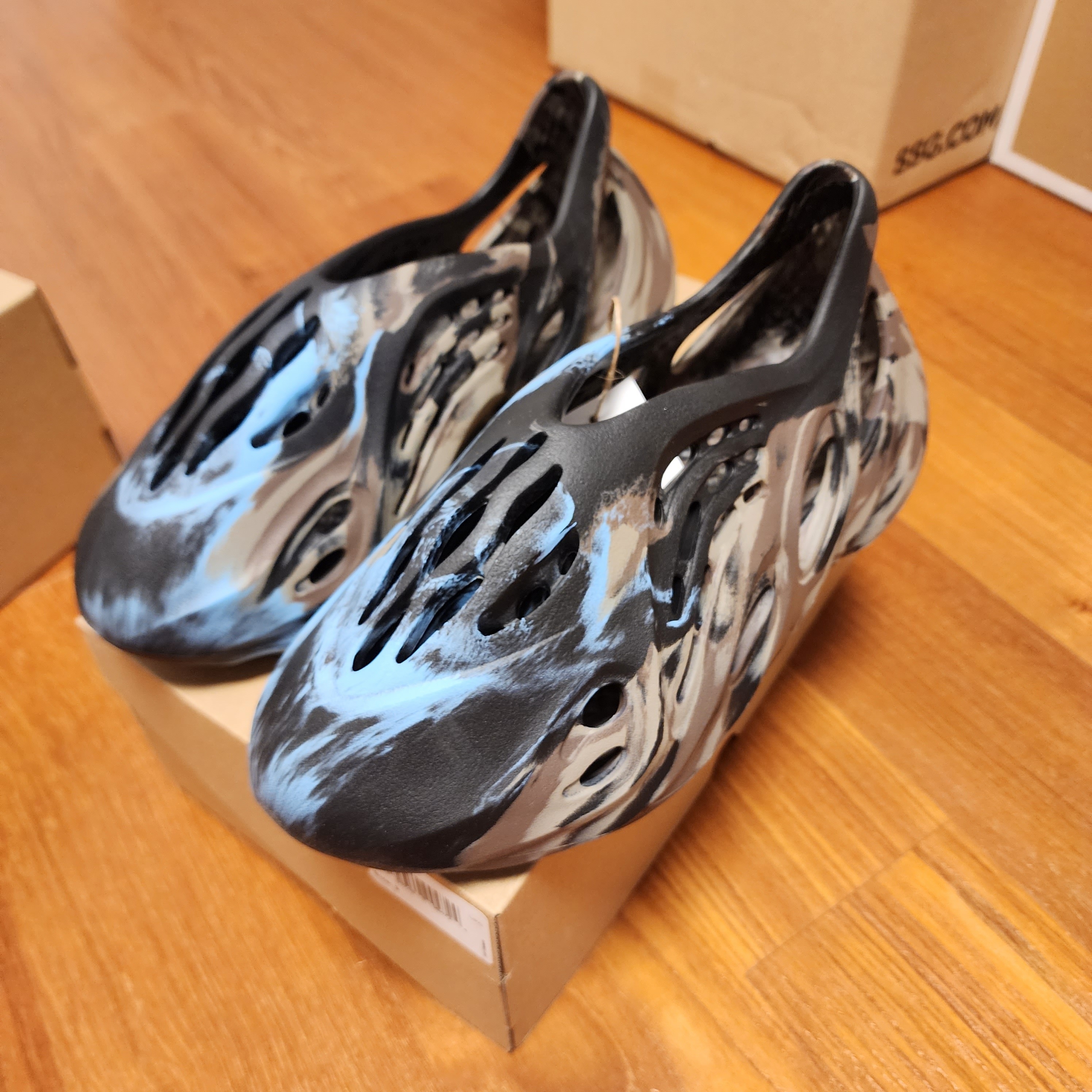 Adidas Yeezy Foam RNNR MX Cinder 착용 스타일