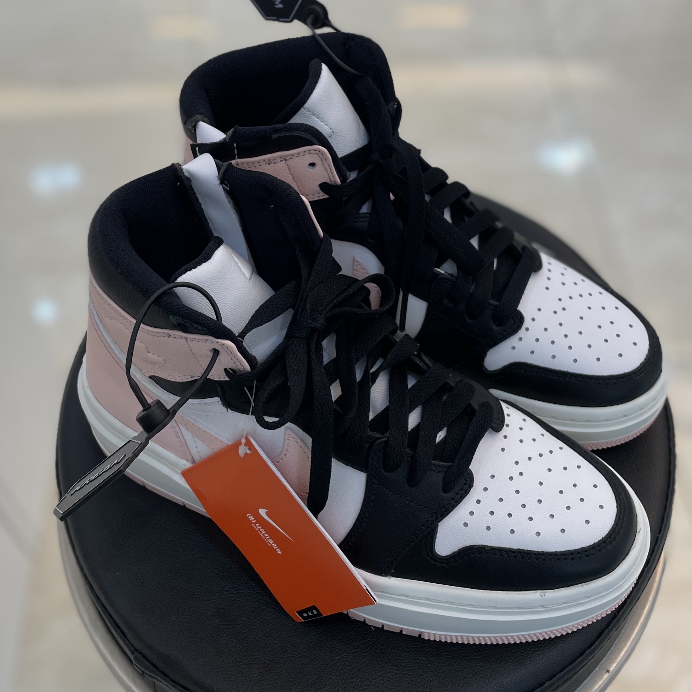 (W) Jordan 1 Elevate High Black Atmosphere 착용 스타일 - 1