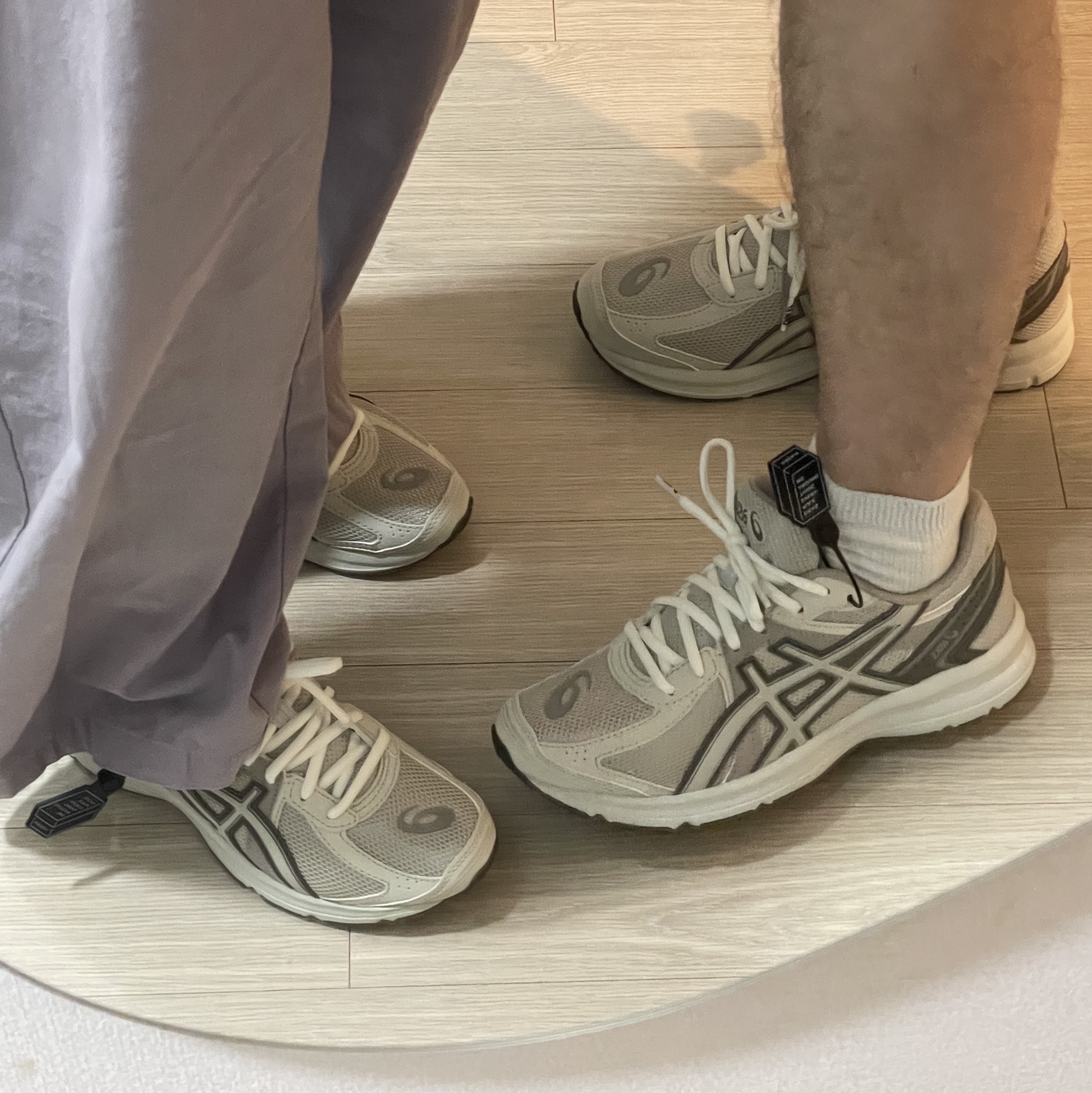 Asics Jog 100 S Birch - 2E Wide 착용 스타일