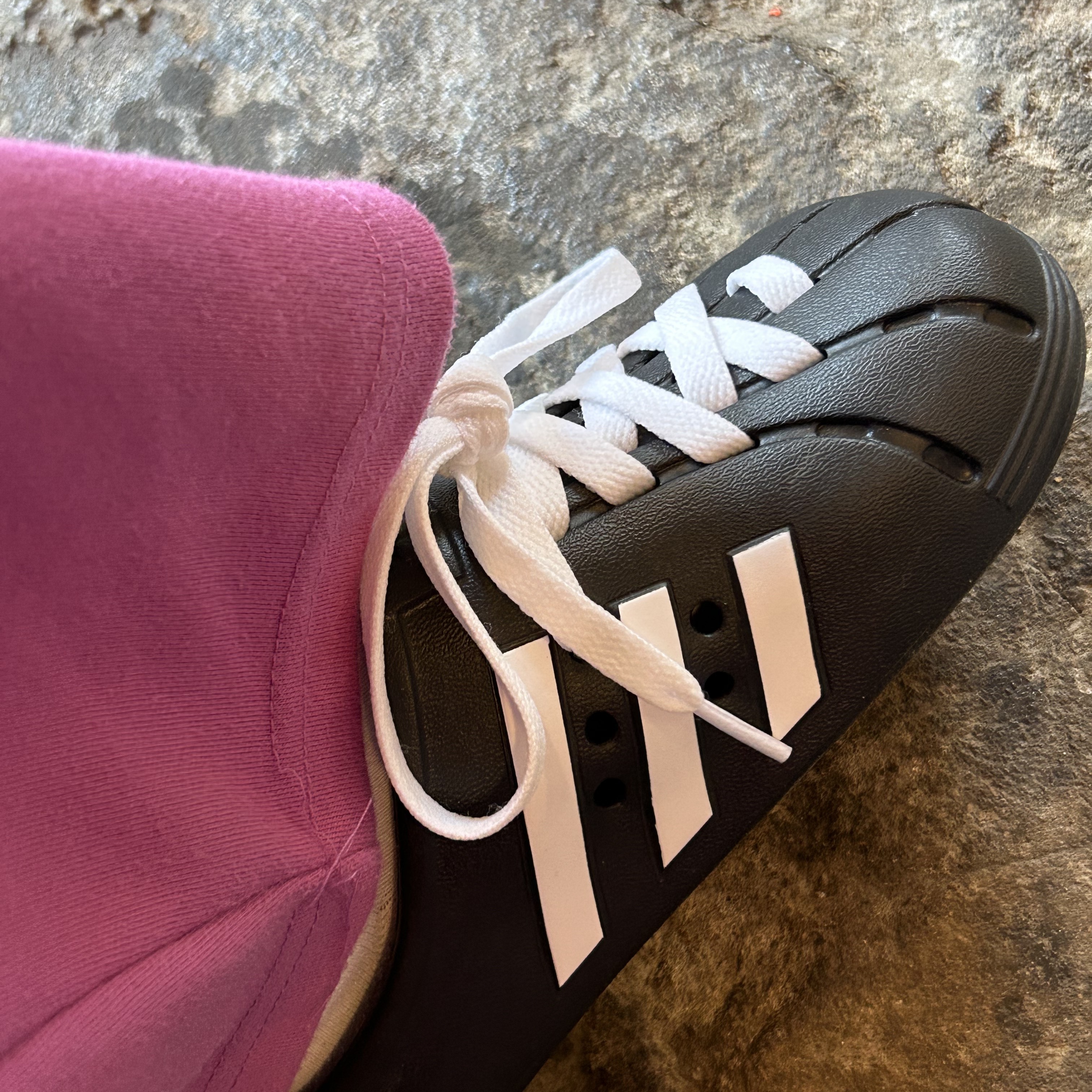 Adidas Adilette Clog Black White 착용 스타일