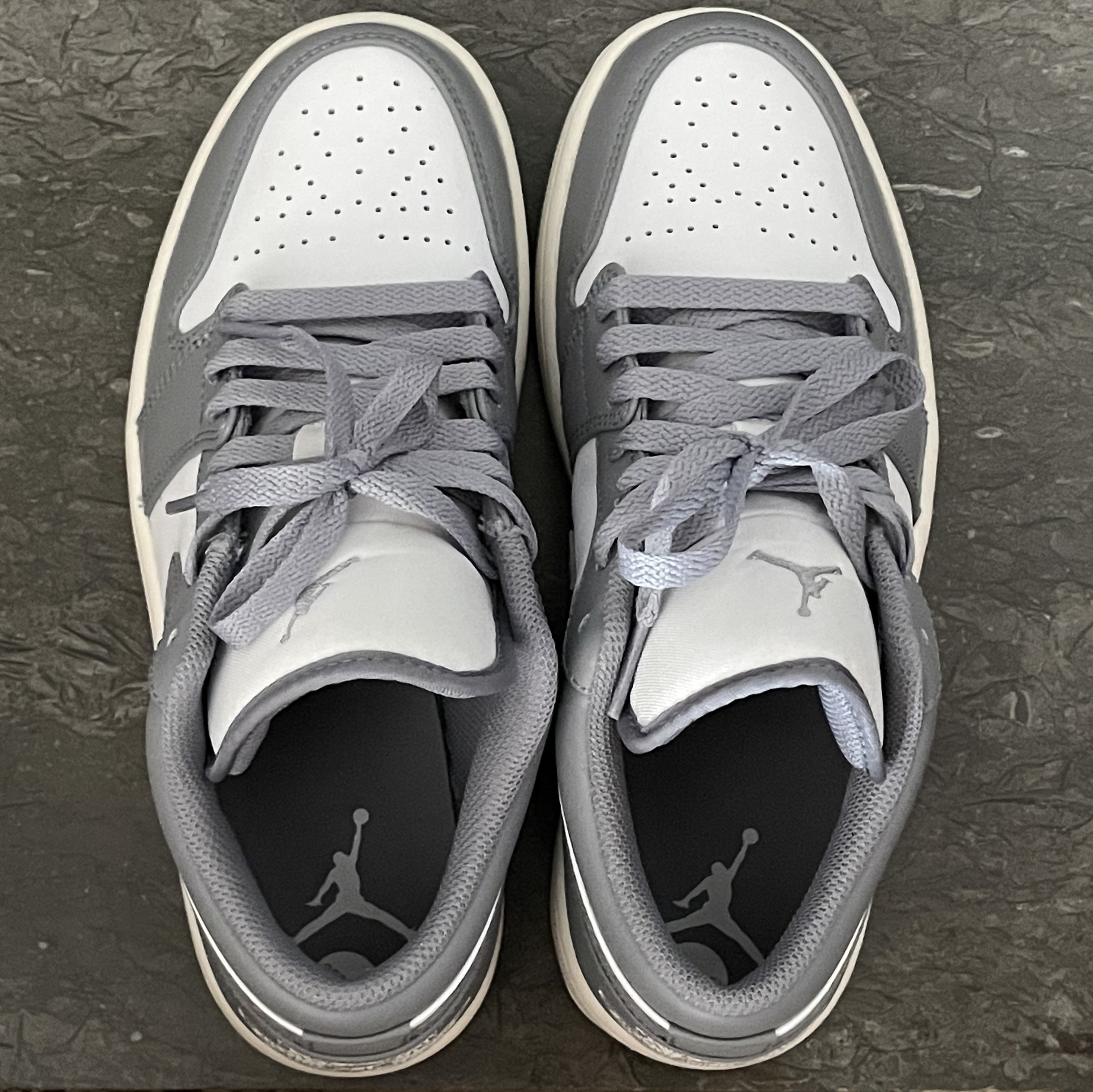 Jordan 1 Low Stealth and White 착용 스타일