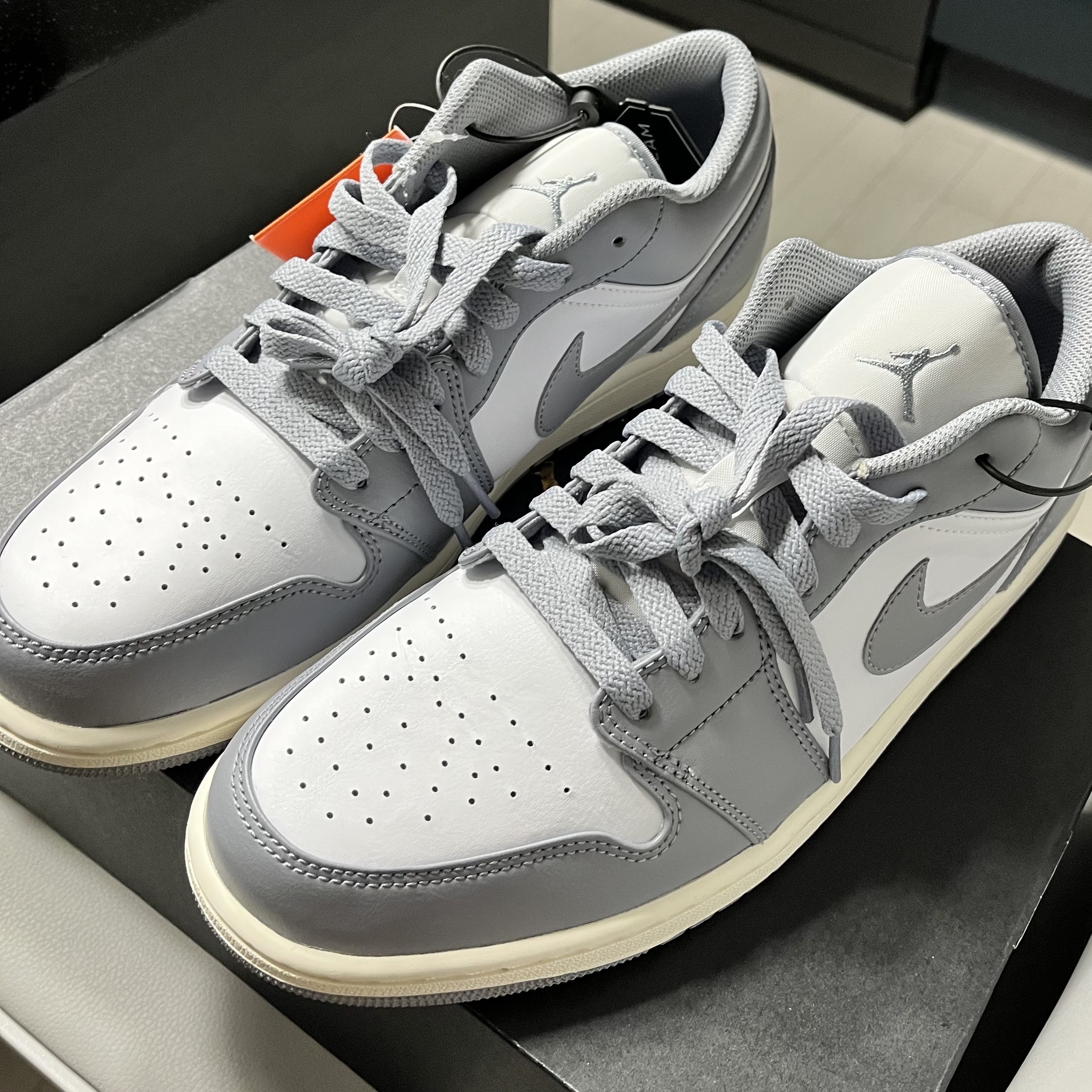 Jordan 1 Low Stealth and White 착용 스타일