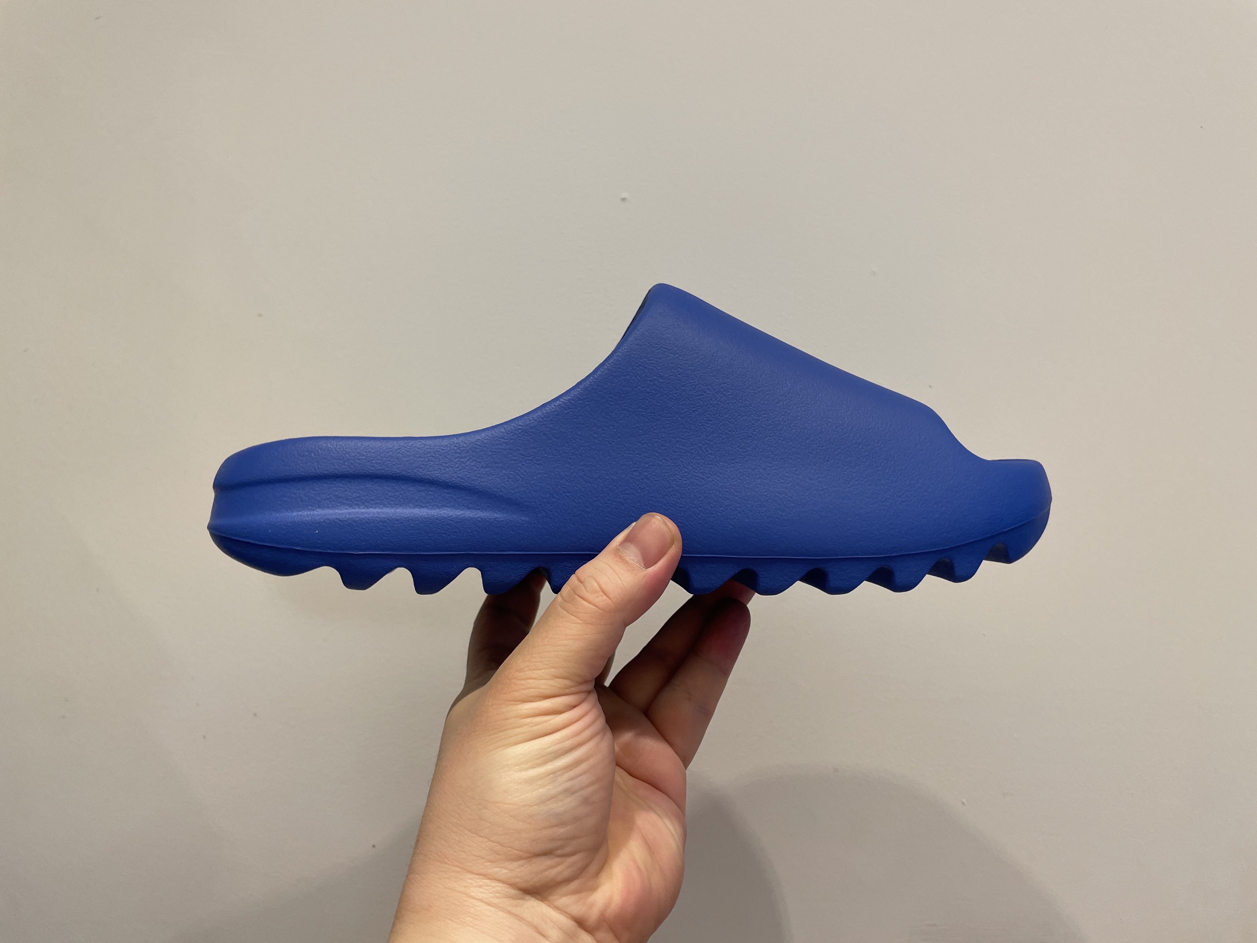 Adidas Yeezy Slide Azure 착용 스타일 - 2