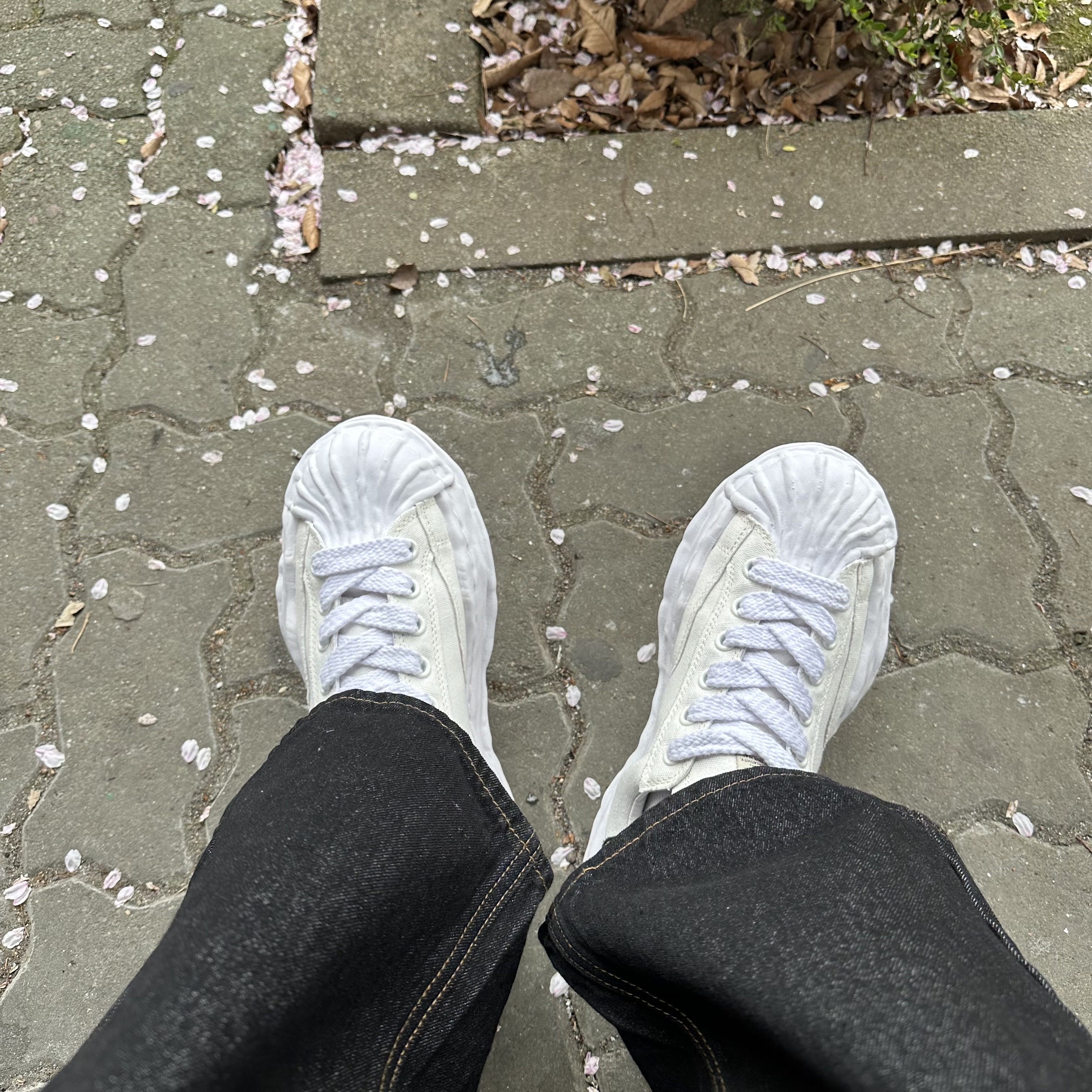 Maison Mihara Yasuhiro Blakey OG Sole Canvas Low-top Sneakers White 착용 스타일 - 4
