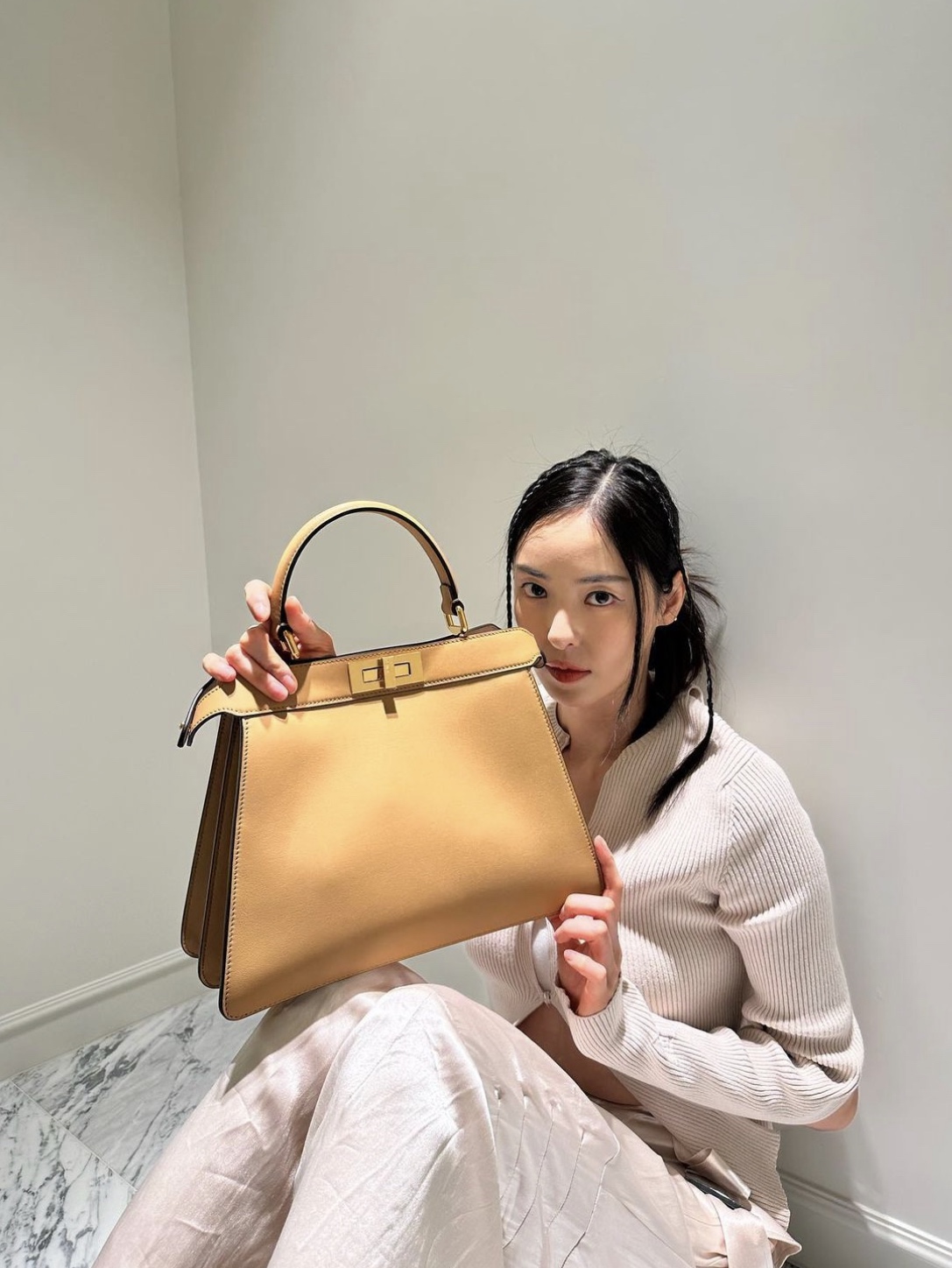 Fendi Peekaboo Iseeu Padded Nappa Leather Petite Bag Beige 착용 스타일 - 5