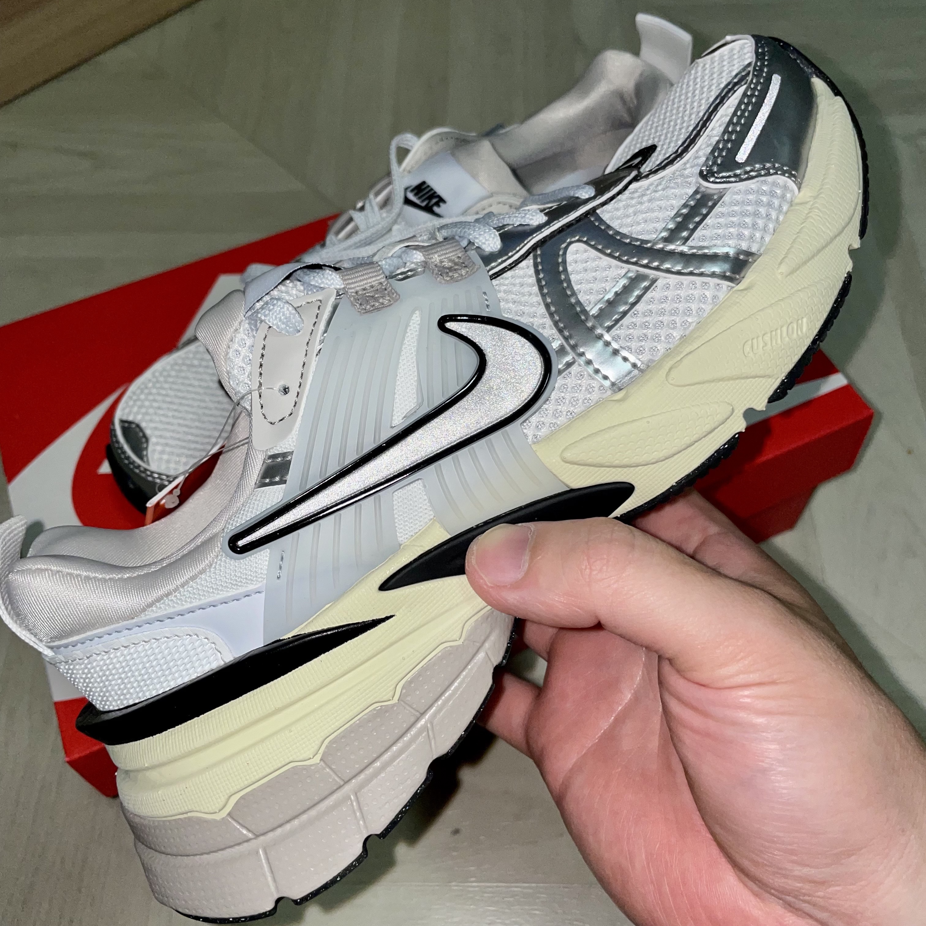 Nike V2K Run Summit White Metallic Silver 착용 스타일 - 2
