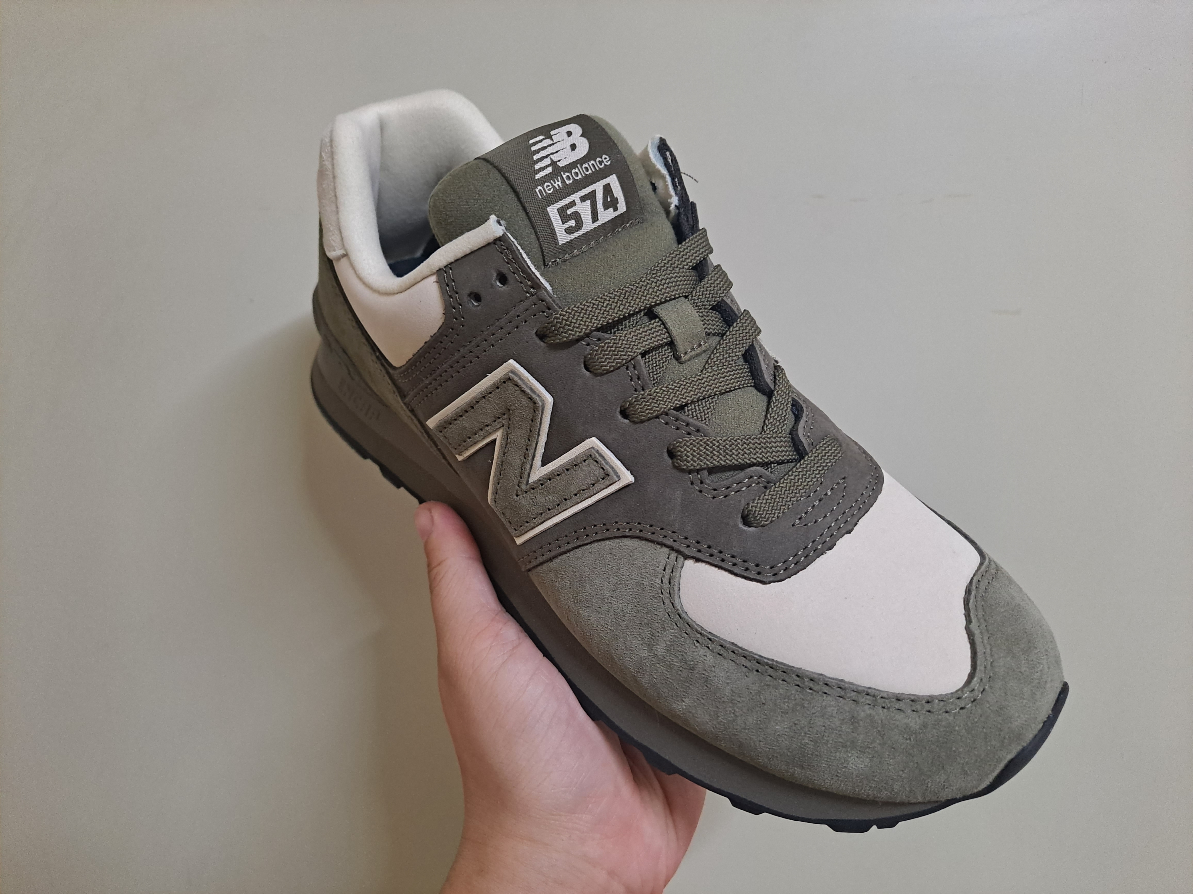 New Balance x Comme des Garcons Junya Watanabe Man 574 Suede Khaki Off White 착용 스타일 - 2