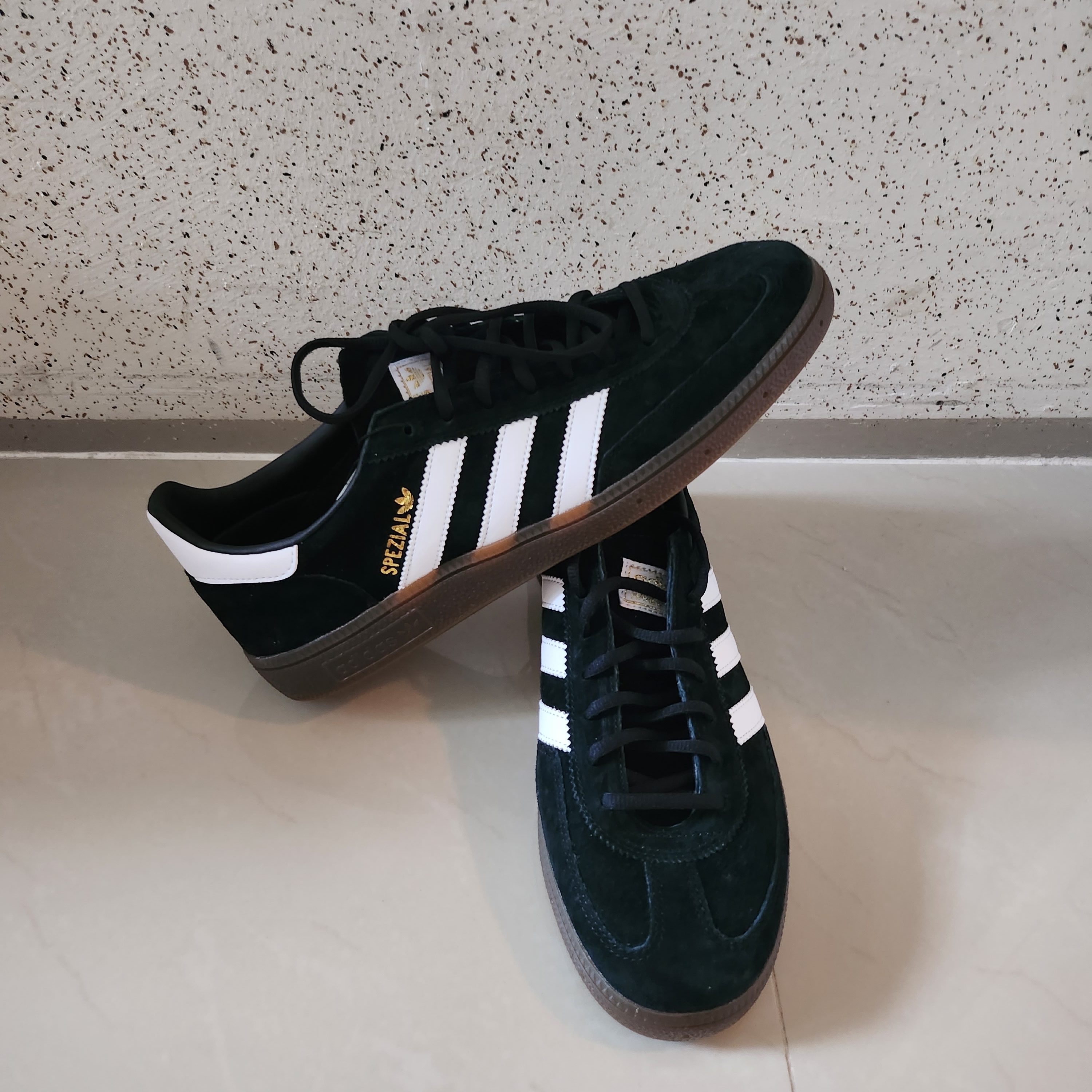 Adidas Spezial Handball Core Black 착용 스타일 - 1