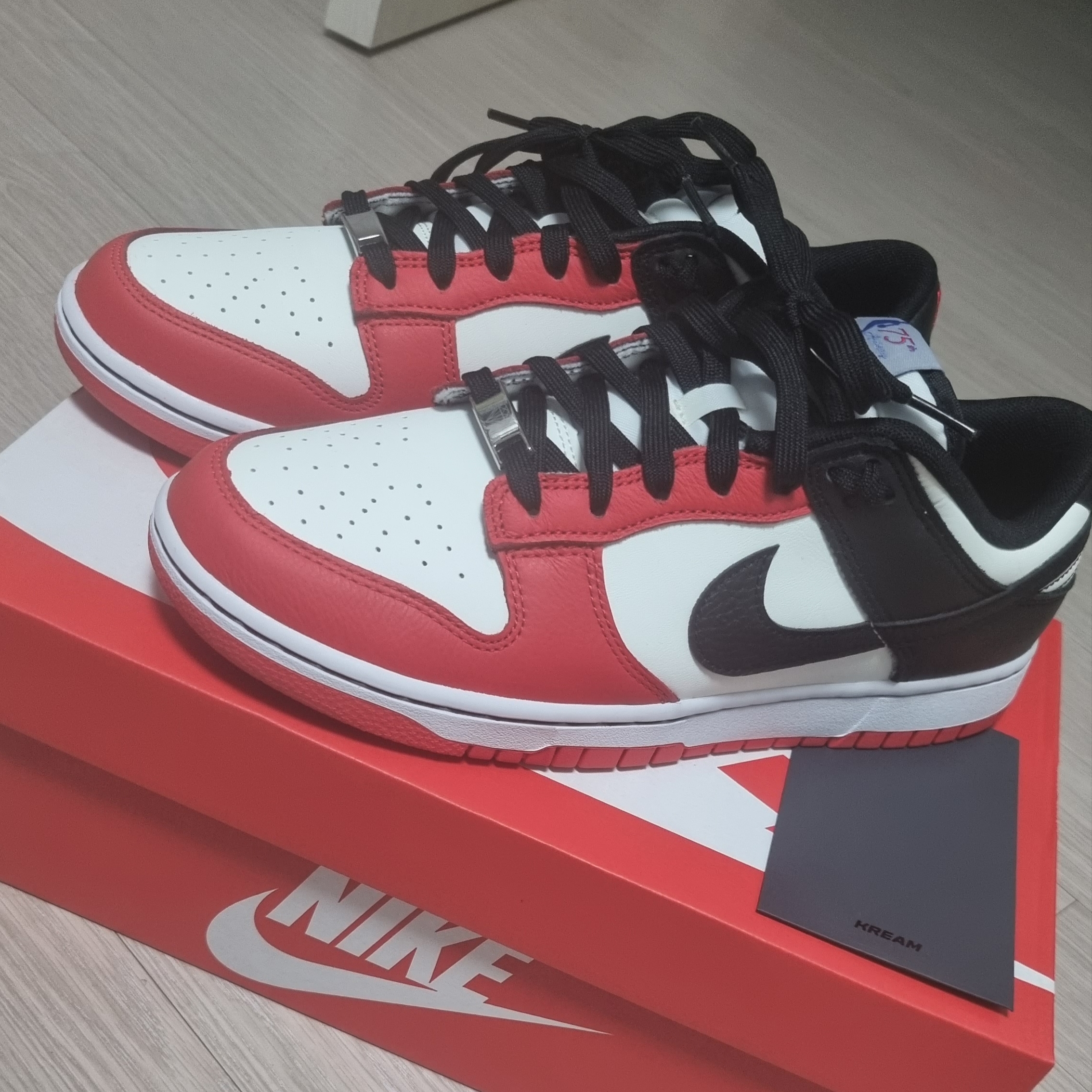 Nike x NBA Dunk Low Retro EMB Black and Chile Red 착용 스타일