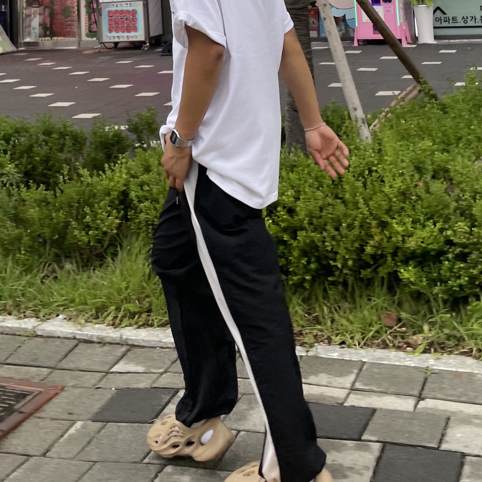 Adidas Yeezy Foam RNNR Clay Taupe, Casio A-159WA-N1 착용 스타일 - 1