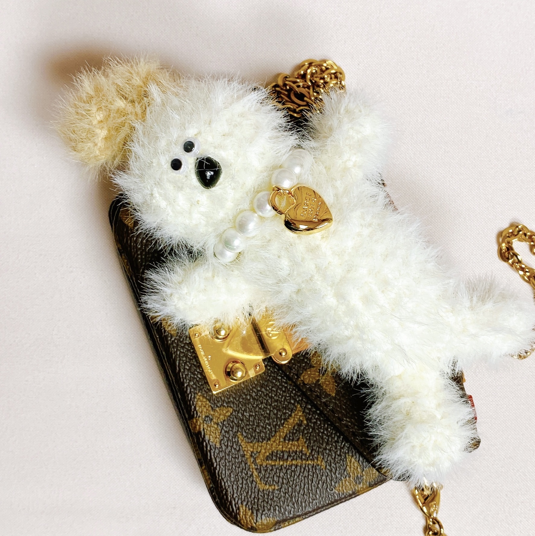 Margesherwood Wood Keyring White 착용 스타일