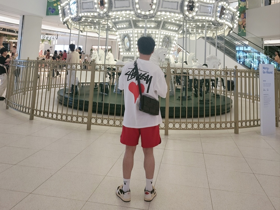 Stussy Stock Heart T-Shirt White, Jordan 1 x Travis Scott Retro Low OG SP Sail and Ridgerock 착용 스타일