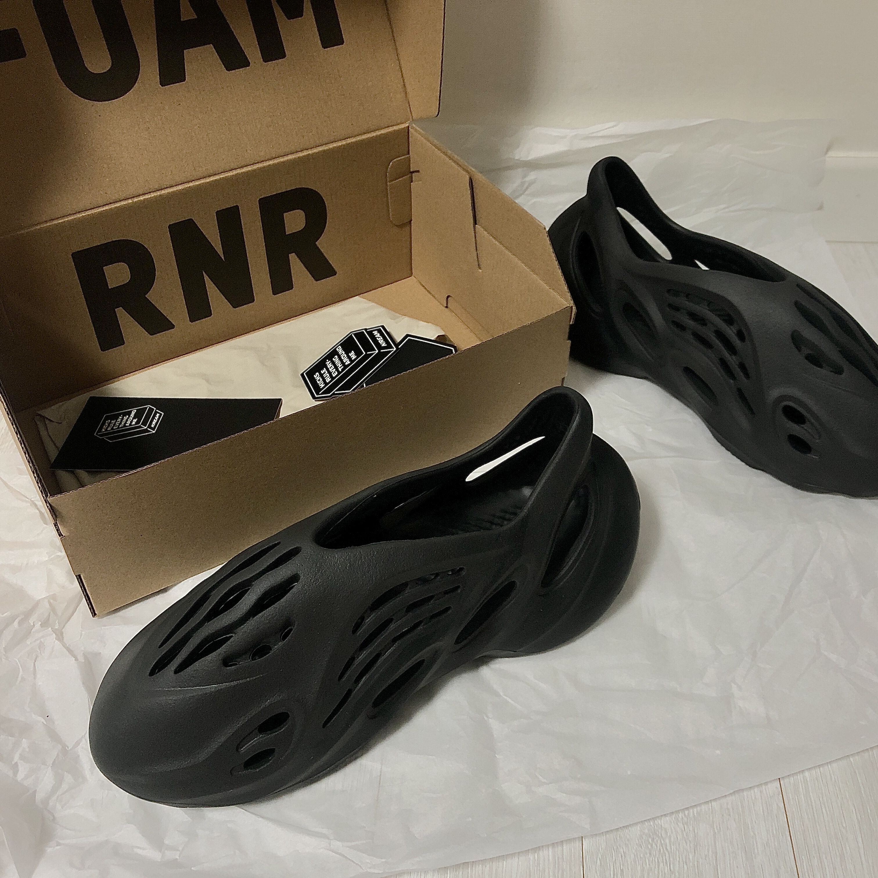 Adidas Yeezy Foam RNNR Onyx, Adidas Yeezy Foam RNNR MX Cinder 착용 스타일 - 2