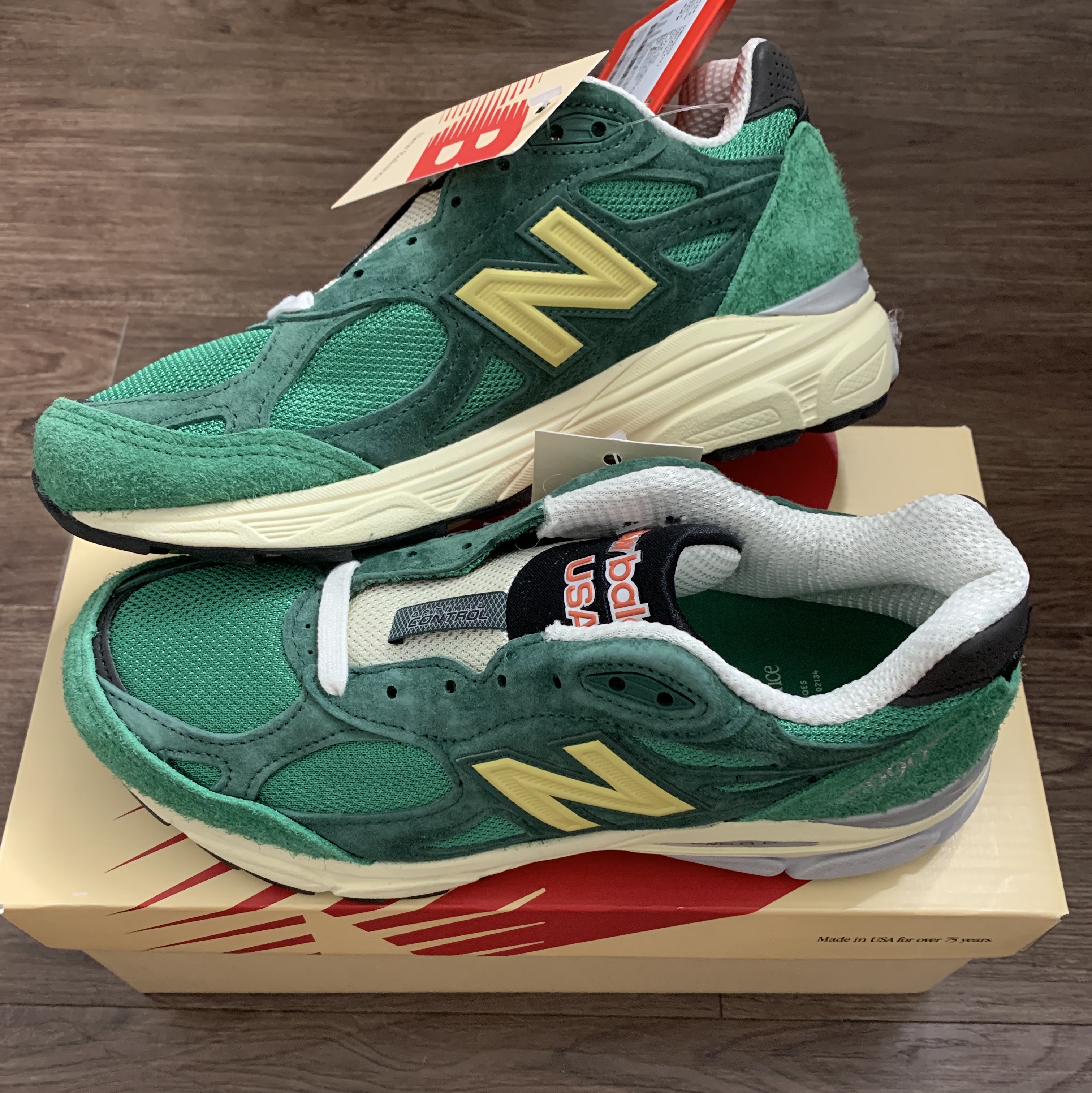 New Balance 990v3 Made in USA Kelly Green Varsity Gold 착용 스타일