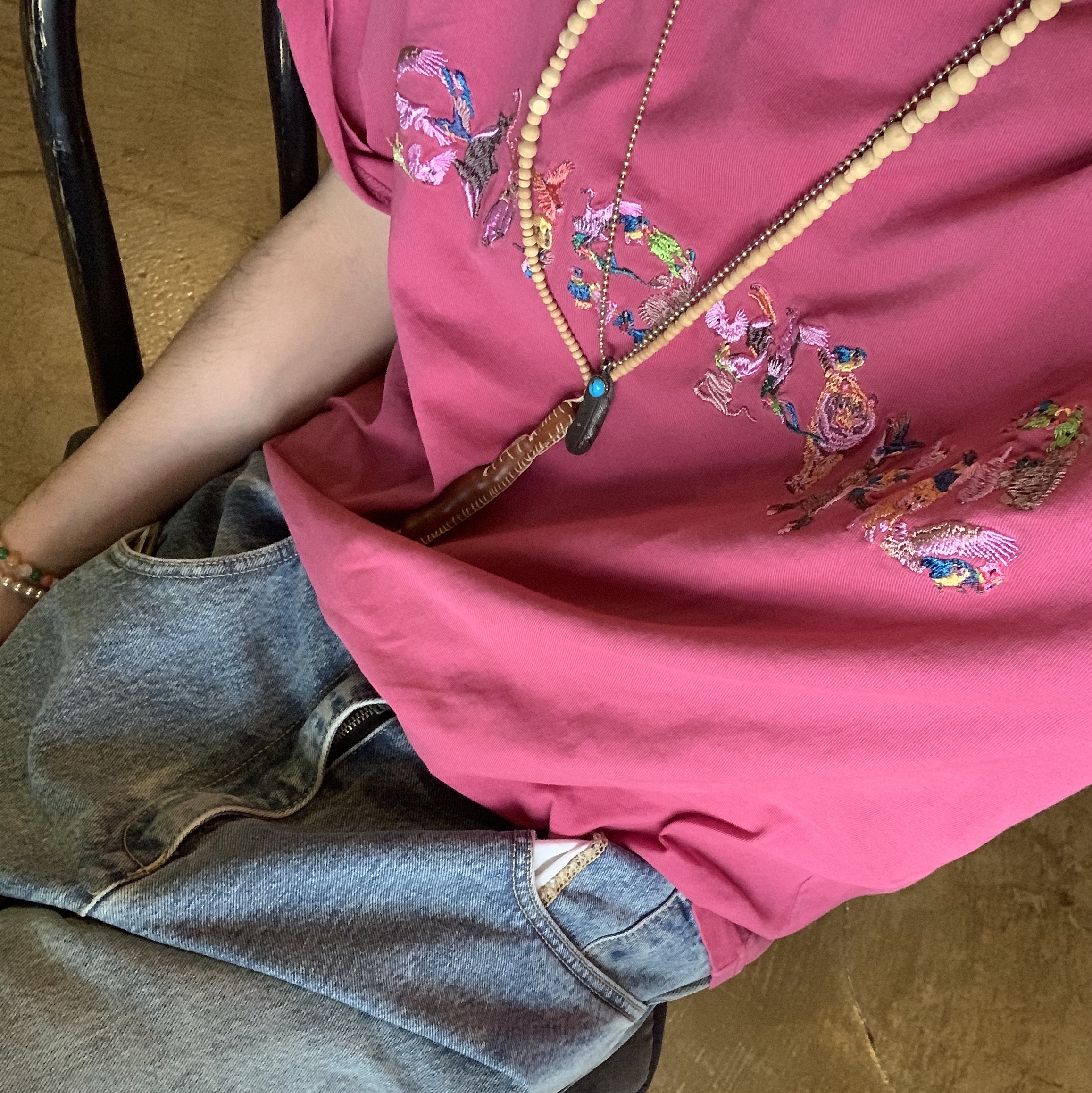 Chanel Gabrielle Large Hobo Bag Aged Calfskin & Gold Black, Supreme Animal Kingdom S/S Top Magenta - 23SS 착용 스타일 - 2