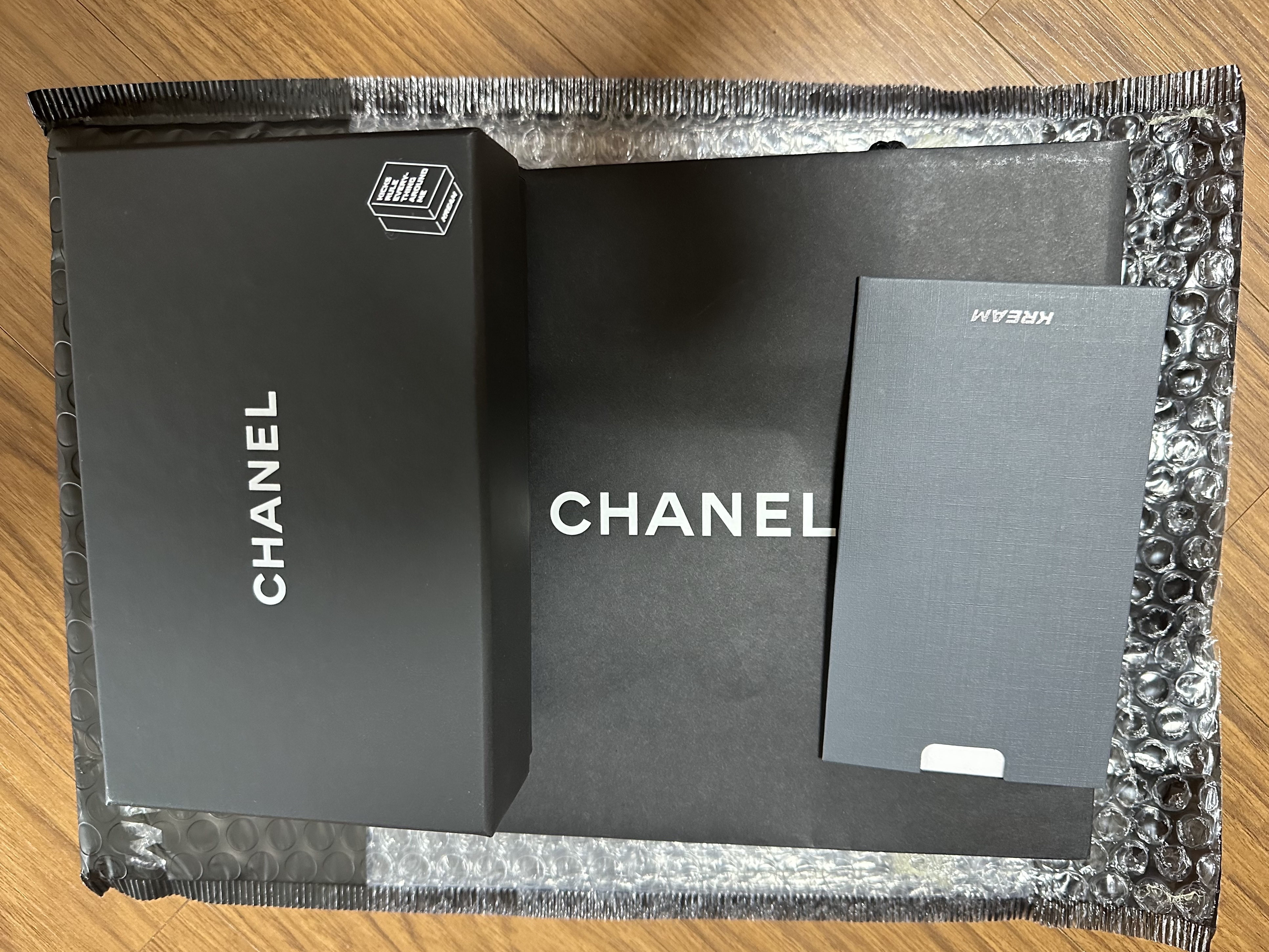 Chanel Classic Card Holder Grained Calfskin & Gold Black 착용 스타일 - 1